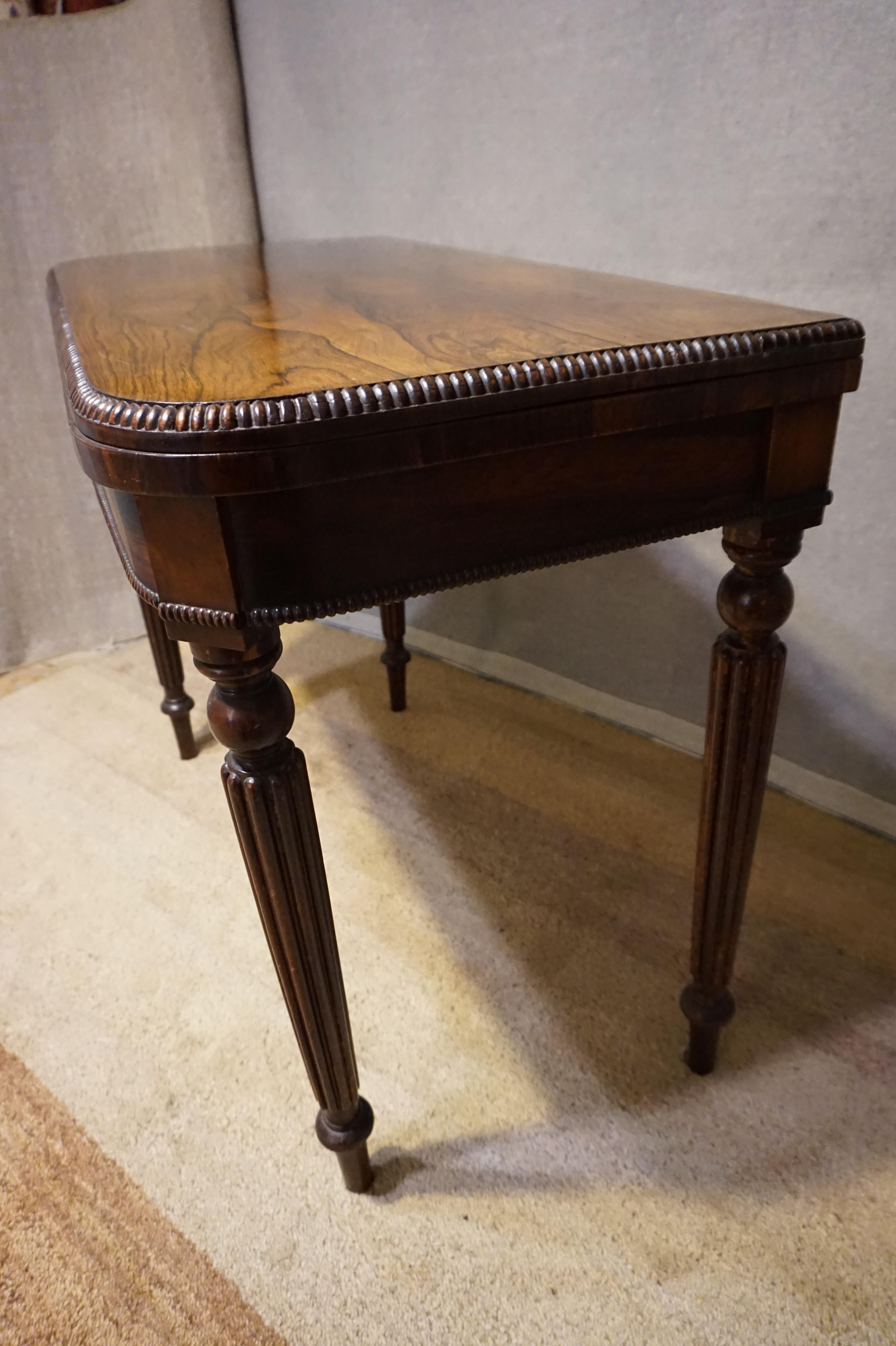 Viktorianischer Spieltisch aus Palisanderholz mit geschnitzten Beinen und Perlenkante im Angebot 1