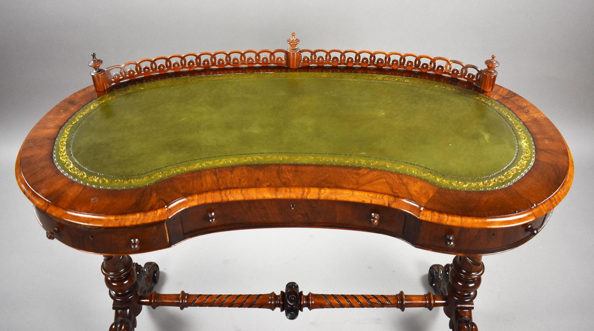 Table à écrire victorienne en bois de rose en forme de rein en vente 5