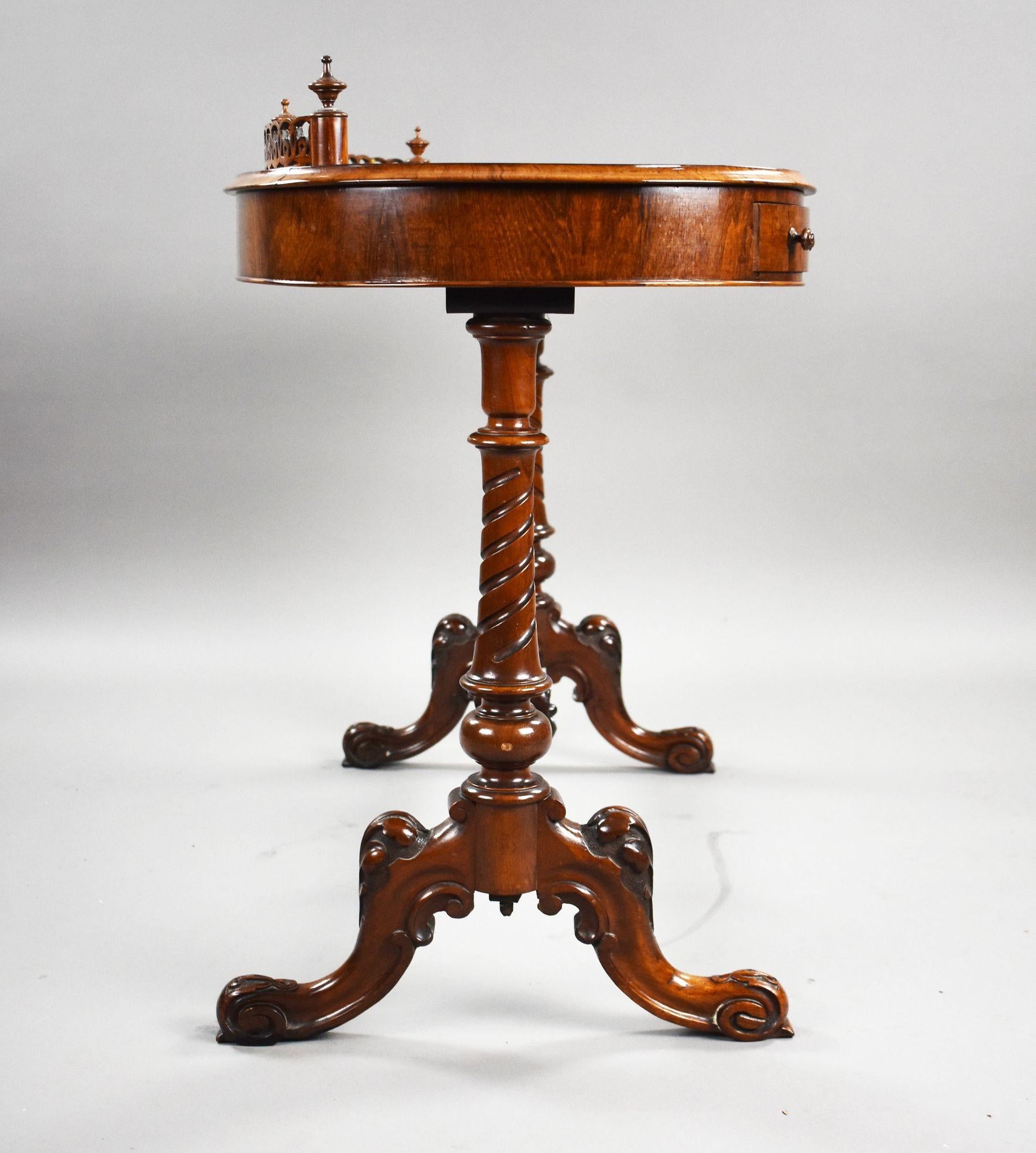 Anglais Table à écrire victorienne en bois de rose en forme de rein en vente