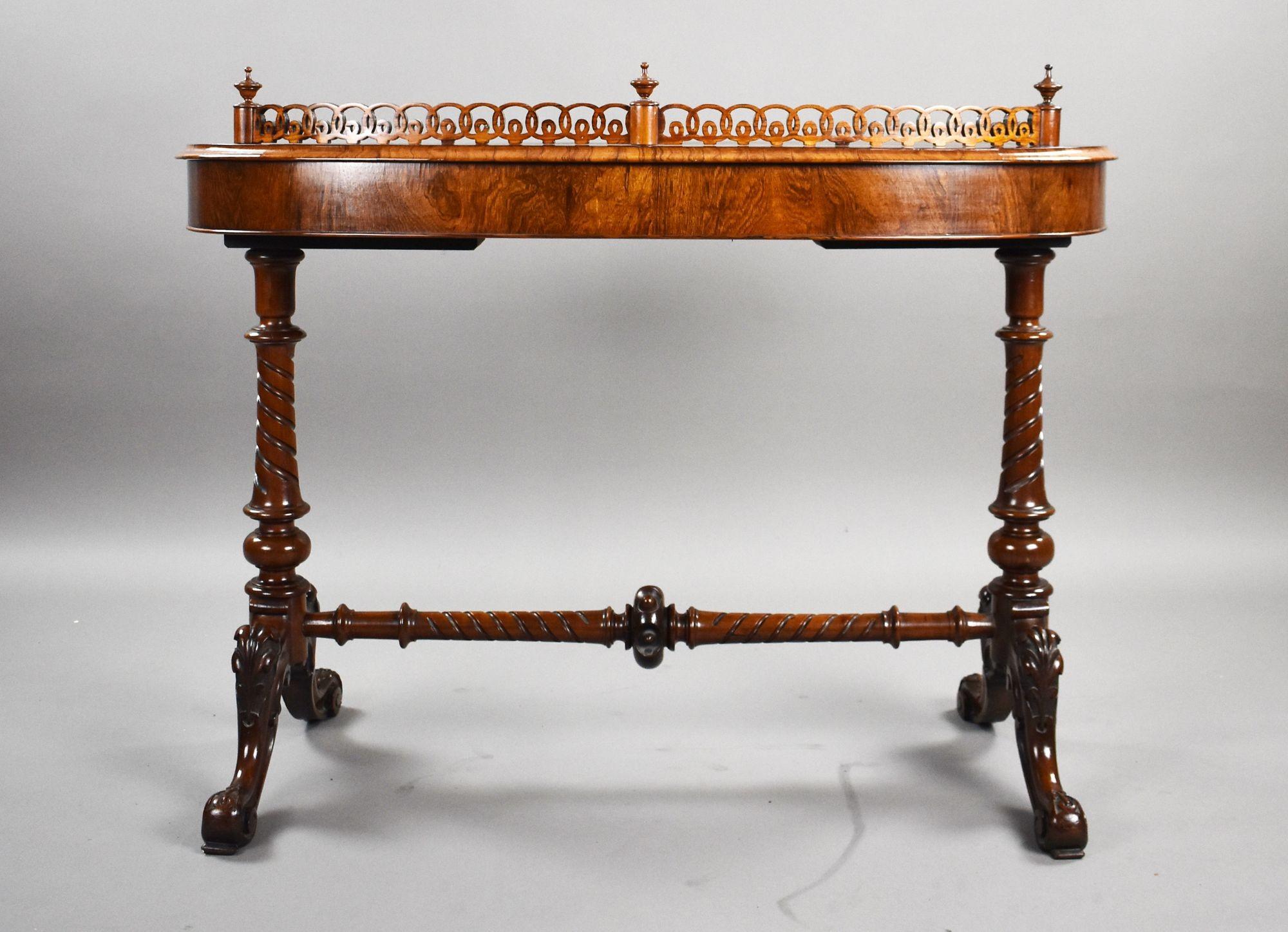 Table à écrire victorienne en bois de rose en forme de rein Bon état - En vente à Chelmsford, Essex