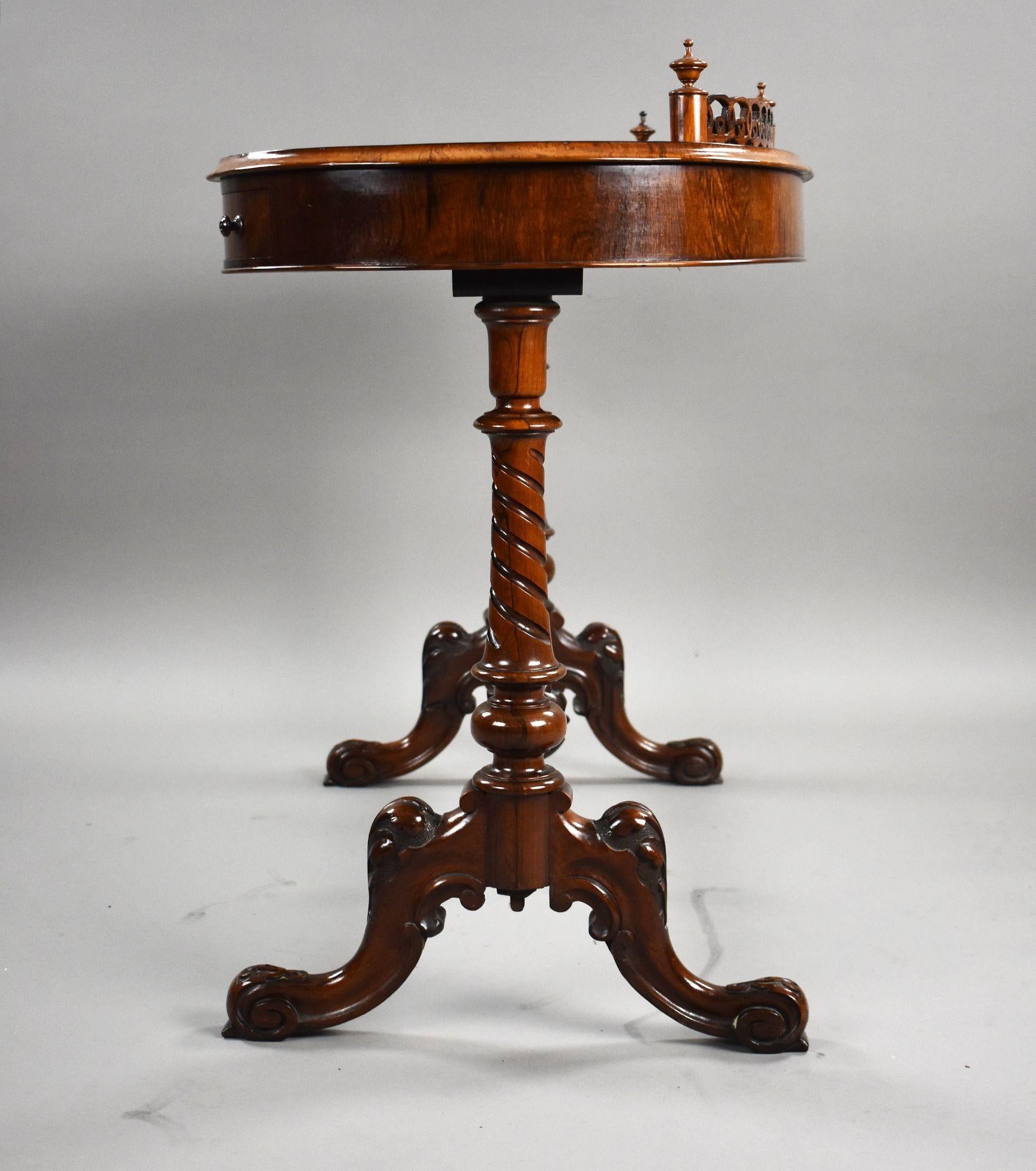 XIXe siècle Table à écrire victorienne en bois de rose en forme de rein en vente
