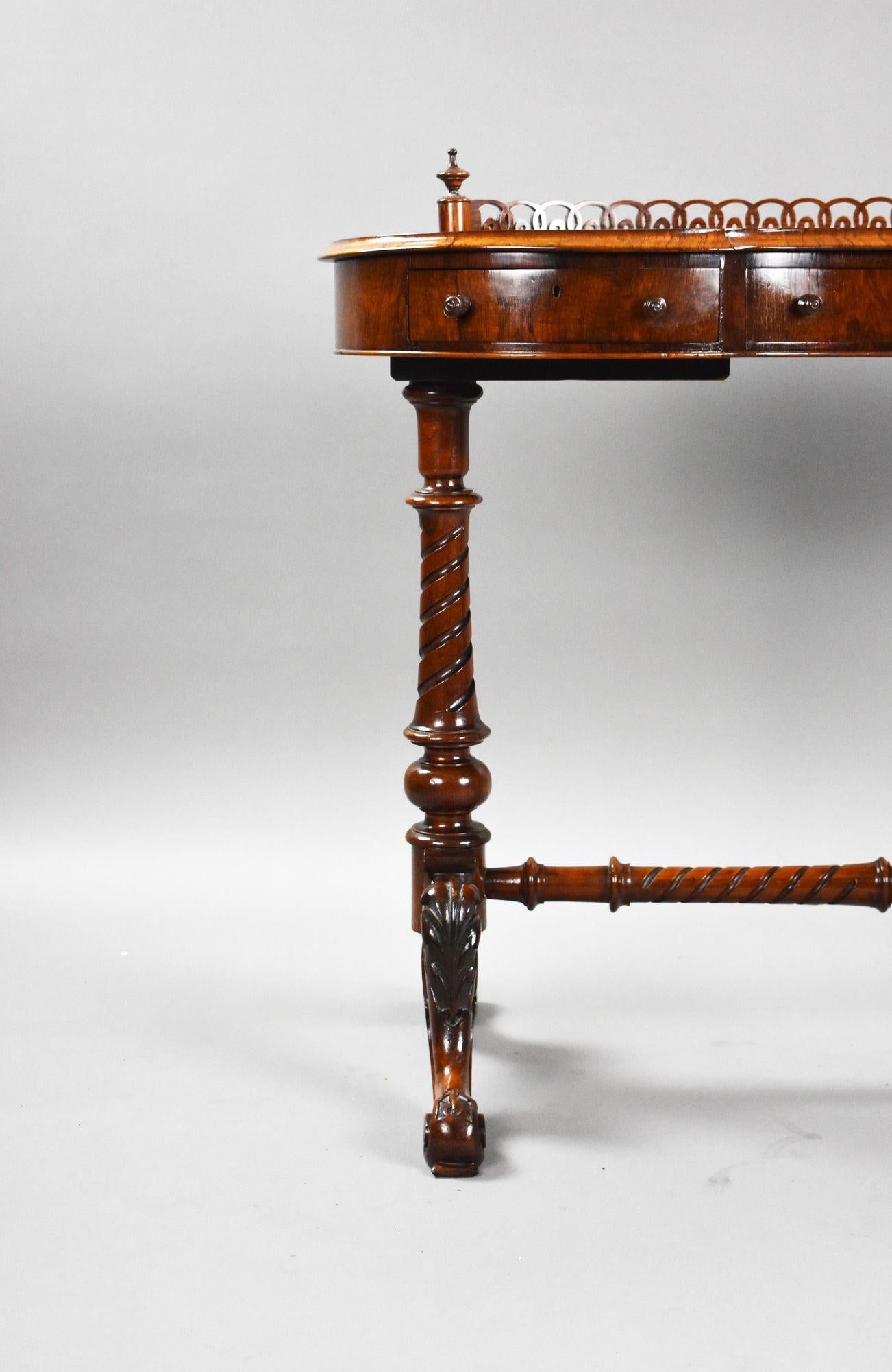 Table à écrire victorienne en bois de rose en forme de rein en vente 1