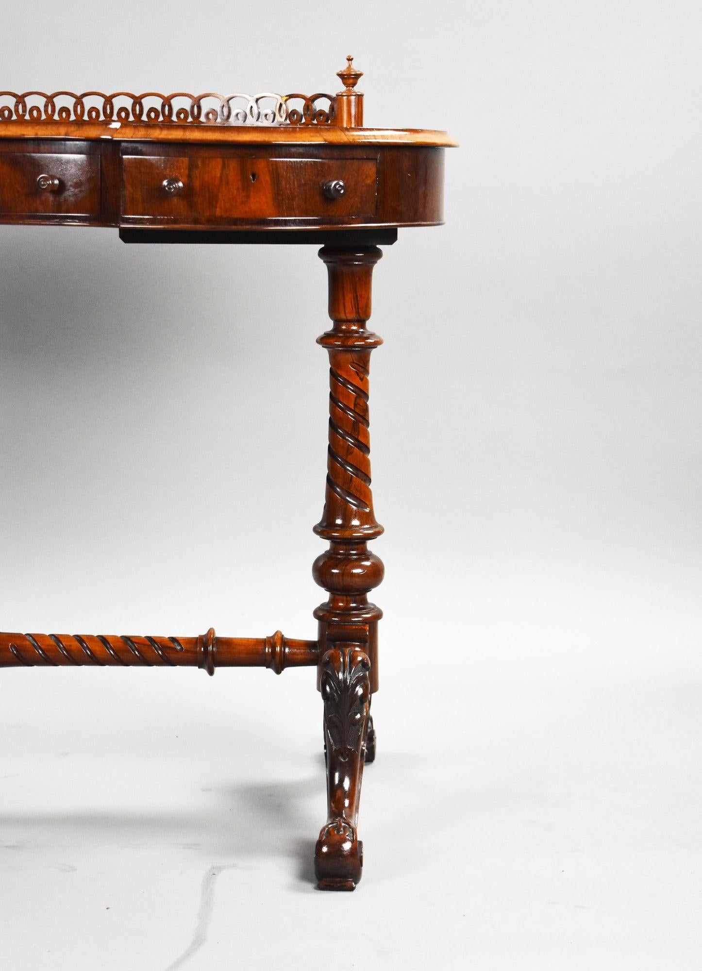 Table à écrire victorienne en bois de rose en forme de rein en vente 3