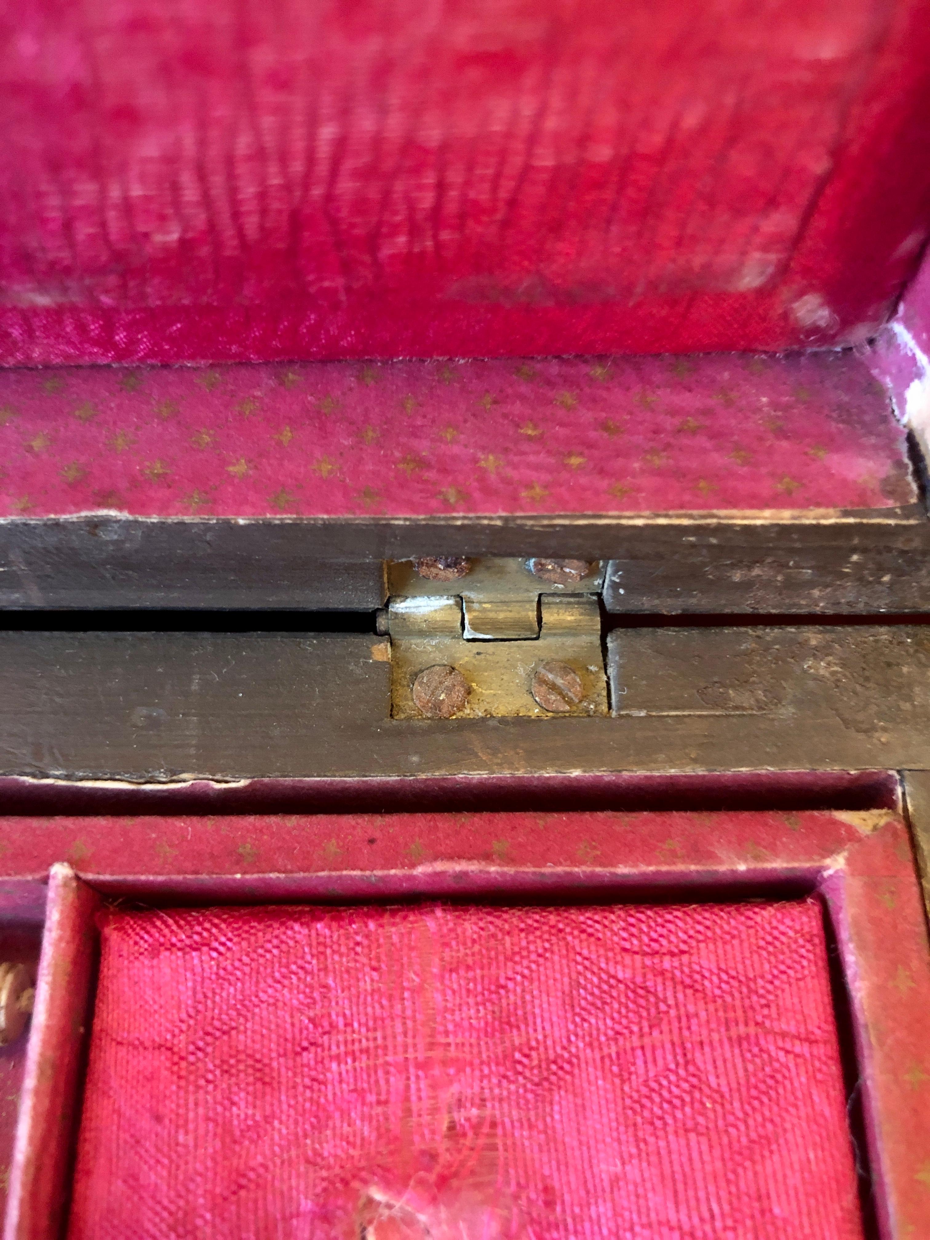 XIXe siècle Boîte à bijoux/couture victorienne en palissandre et nacre en vente