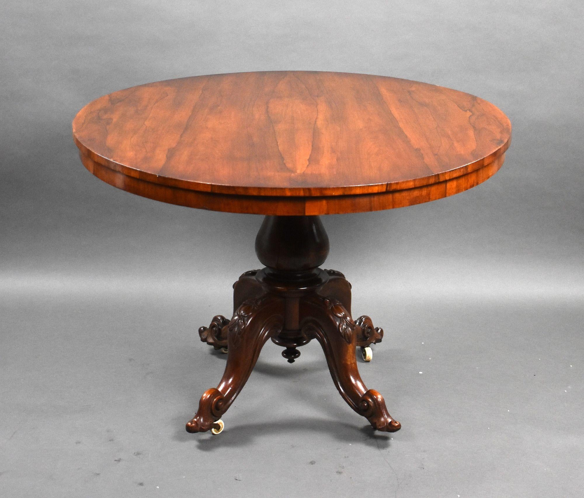Il s'agit d'une table de toilette ovale en bois de rose de l'époque victorienne de bonne qualité, avec une tige tournée, sur des pieds cabriole sculptés, reposant sur des roulettes. La table est en très bon état pour son âge.

Largeur : 126cm
