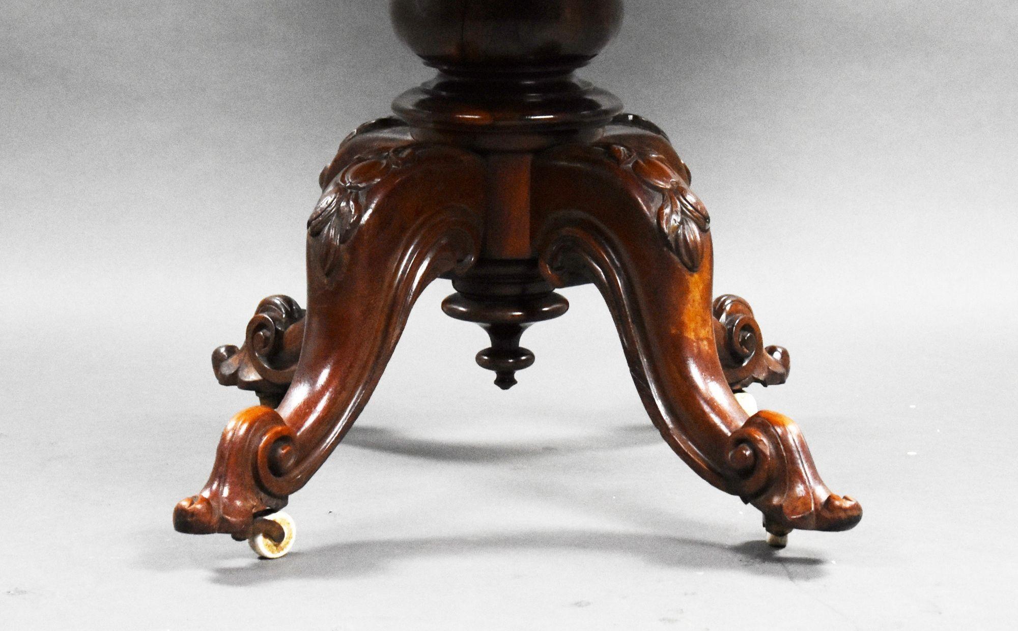 Bois de rose Table ovale victorienne en bois de rose en vente