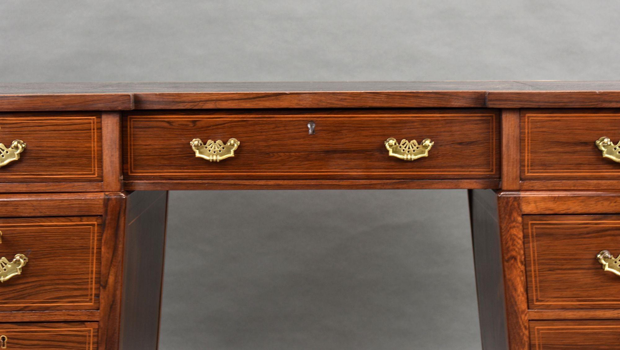 Victorian Rosewood Pedestal Desk In Good Condition For Sale In Chelmsford, Essex