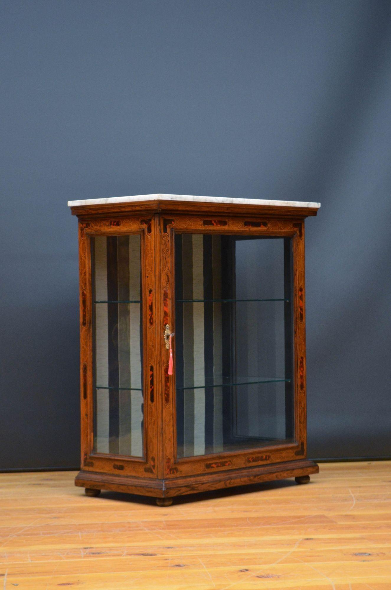 Sn5521 Vetrina/armadio per porcellane vittoriano in legno di palissandro, con piano originale in marmo bianco venato (senza crepe o rotture) sopra un fregio basso finemente intarsiato e una porta vetrata dotata di serratura funzionante e di una