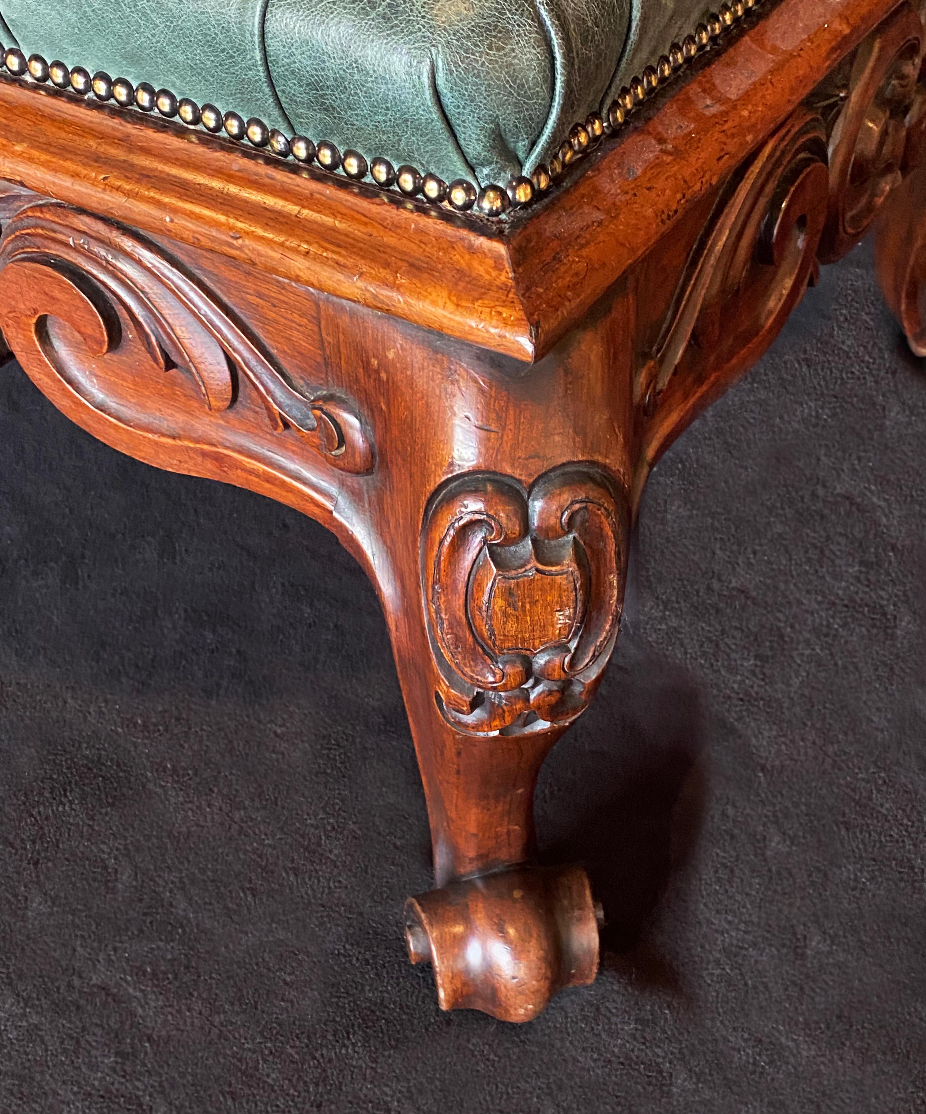 Tabouret de salon victorien en bois de rose de style néo-rococo, cuir vert Bon état - En vente à Shrewsbury, GB