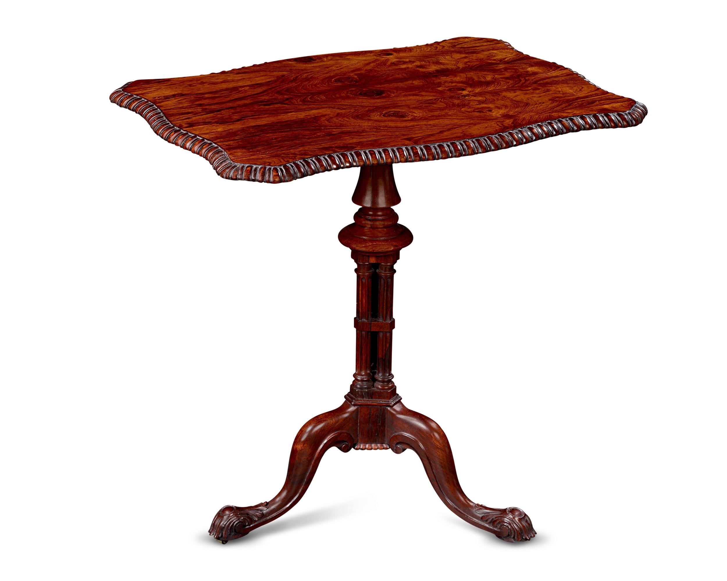 Table en bois de rose
Circa 1890

Cette exquise table victorienne est fabriquée en luxueux bois de rose, un matériau très prisé, connu pour son grain riche et ses teintes chaudes. La base tripode élégamment sculptée témoigne d'un savoir-faire