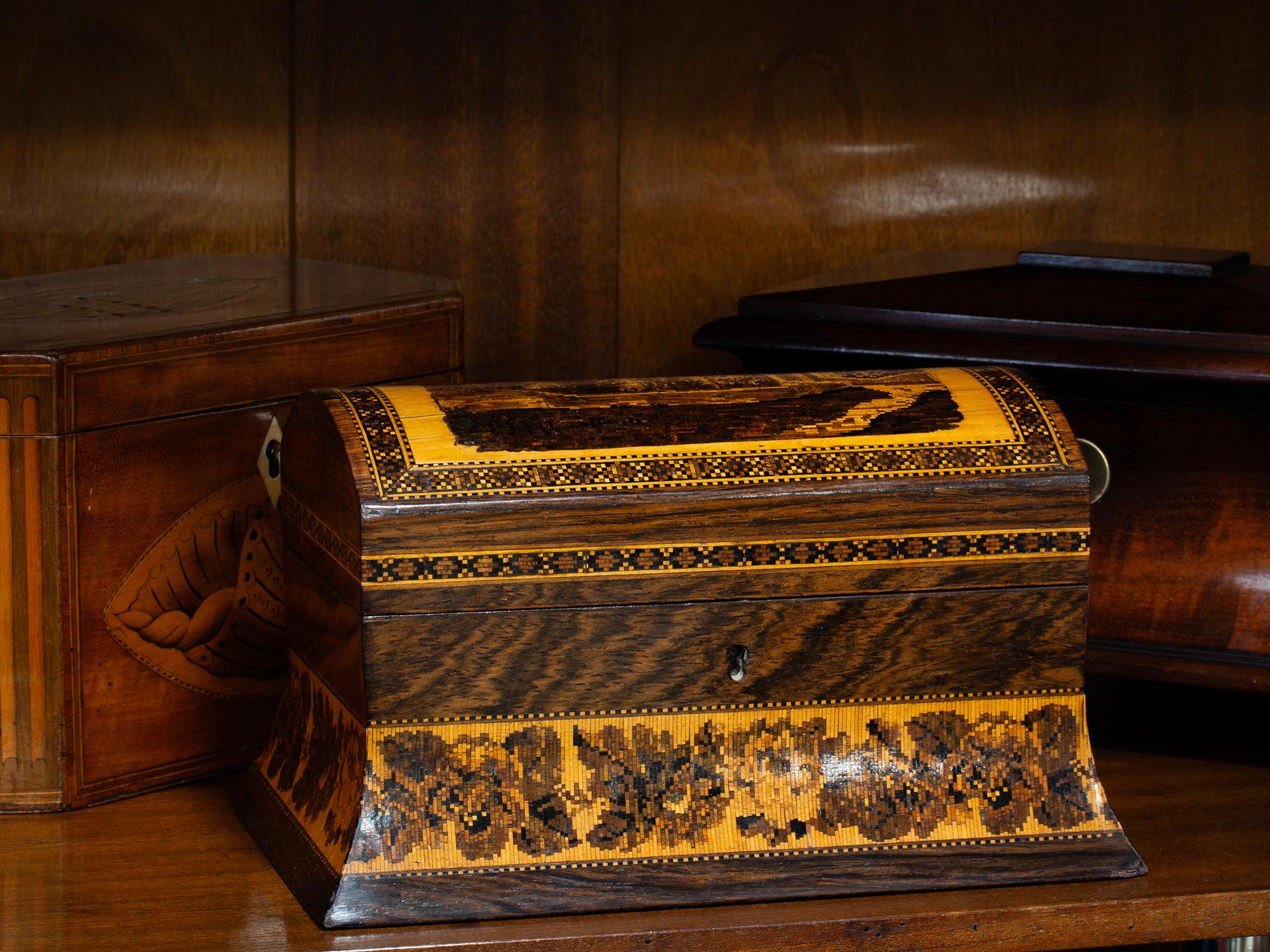 Porta tè a cupola

Dalla nostra collezione Tunbridge Ware, siamo lieti di offrirti questo porta tè vittoriano Coromandel Tunbridge Ware. Il Tea Caddy è impiallacciato all'esterno in legno di palissandro, con un coperchio a cupola che presenta una