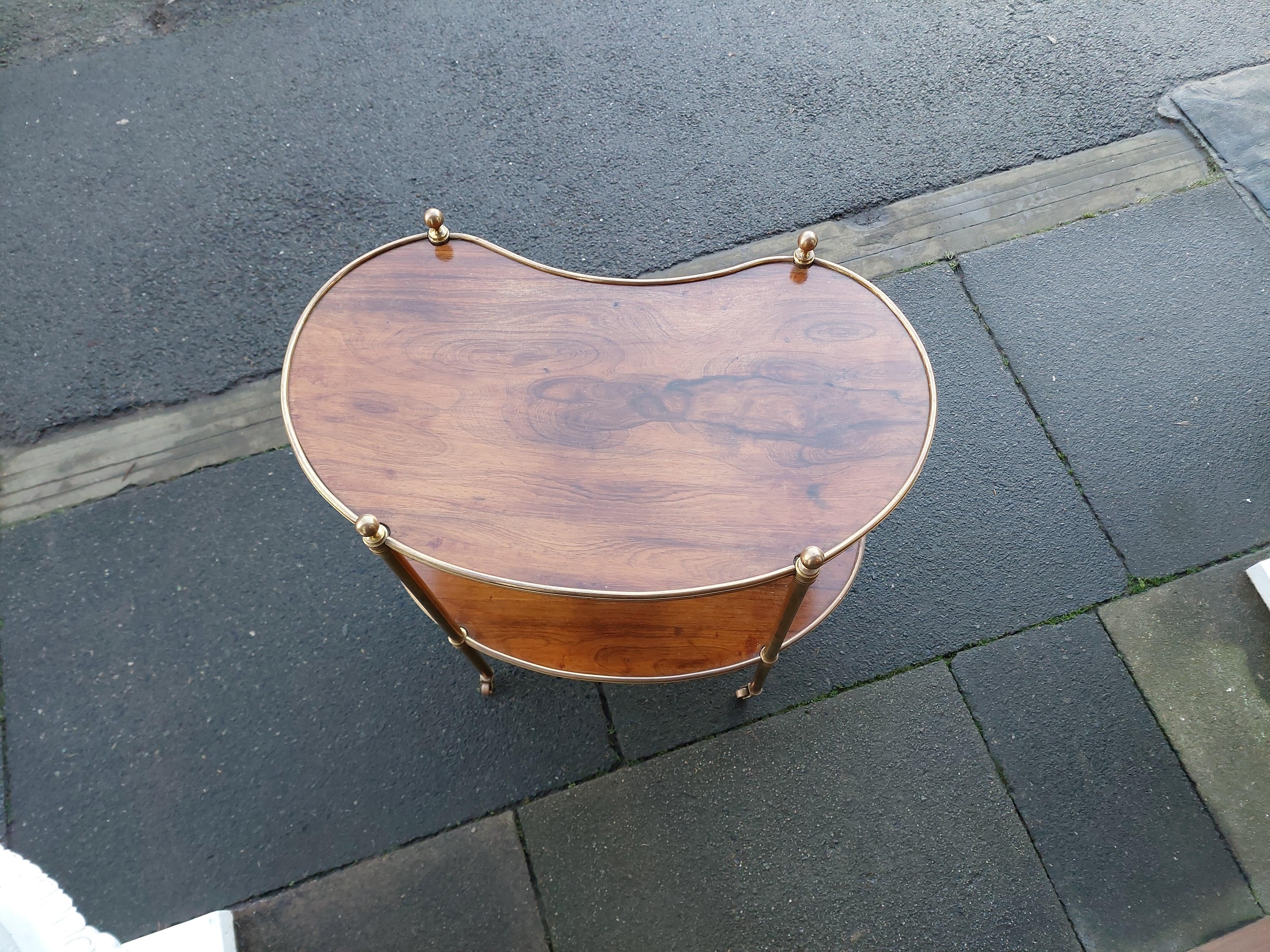 Whatnot victorien à deux étages en bois de rose et laiton Bon état - En vente à Altrincham, GB