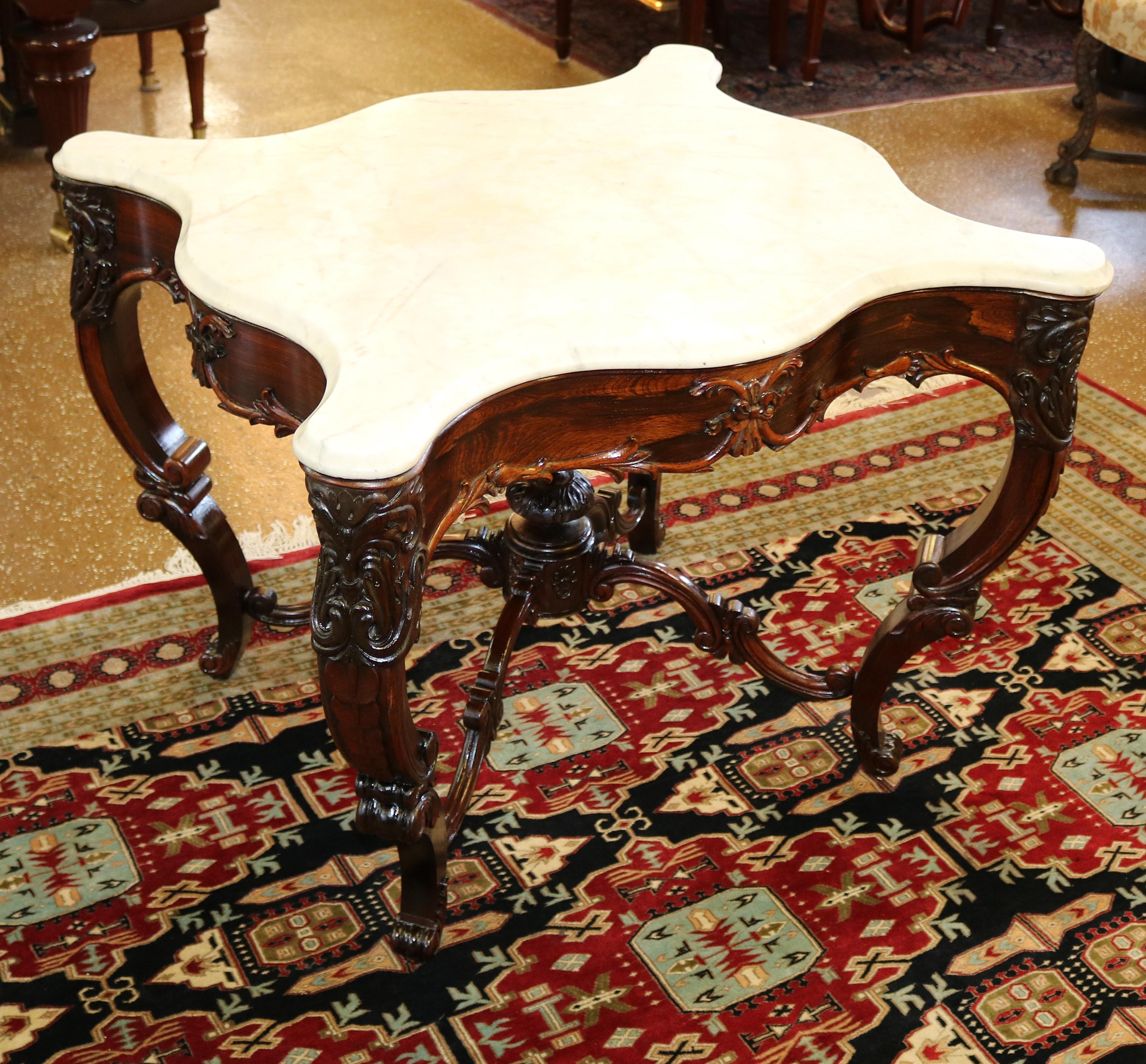Table centrale d'appoint victorienne en bois de rose avec plateau en marbre blanc attribuée à J.W Meeks

Dimensions :33