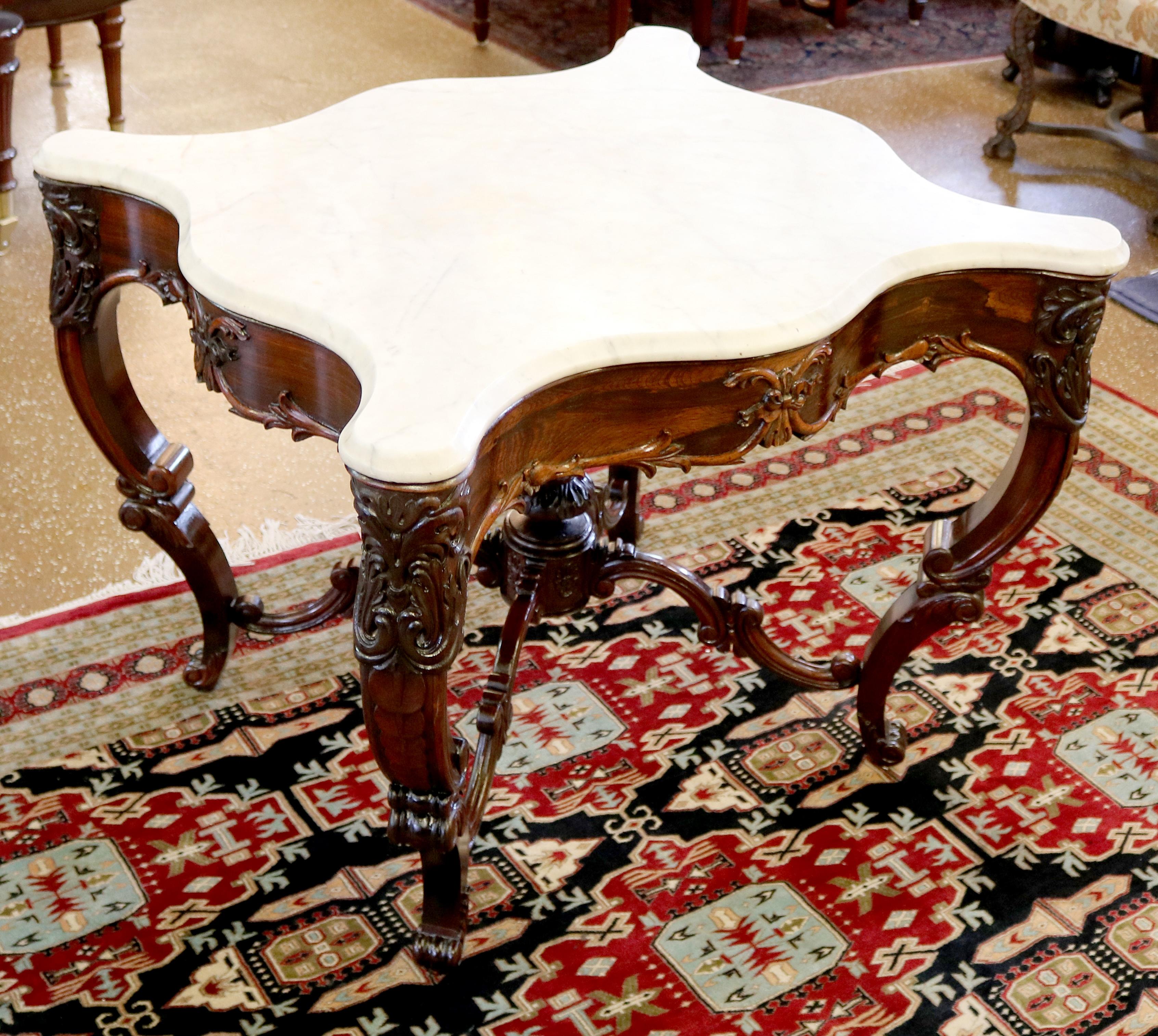 Milieu du XIXe siècle Table centrale d'appoint victorienne en bois de rose avec plateau en marbre blanc attribuée à J.W Meeks en vente