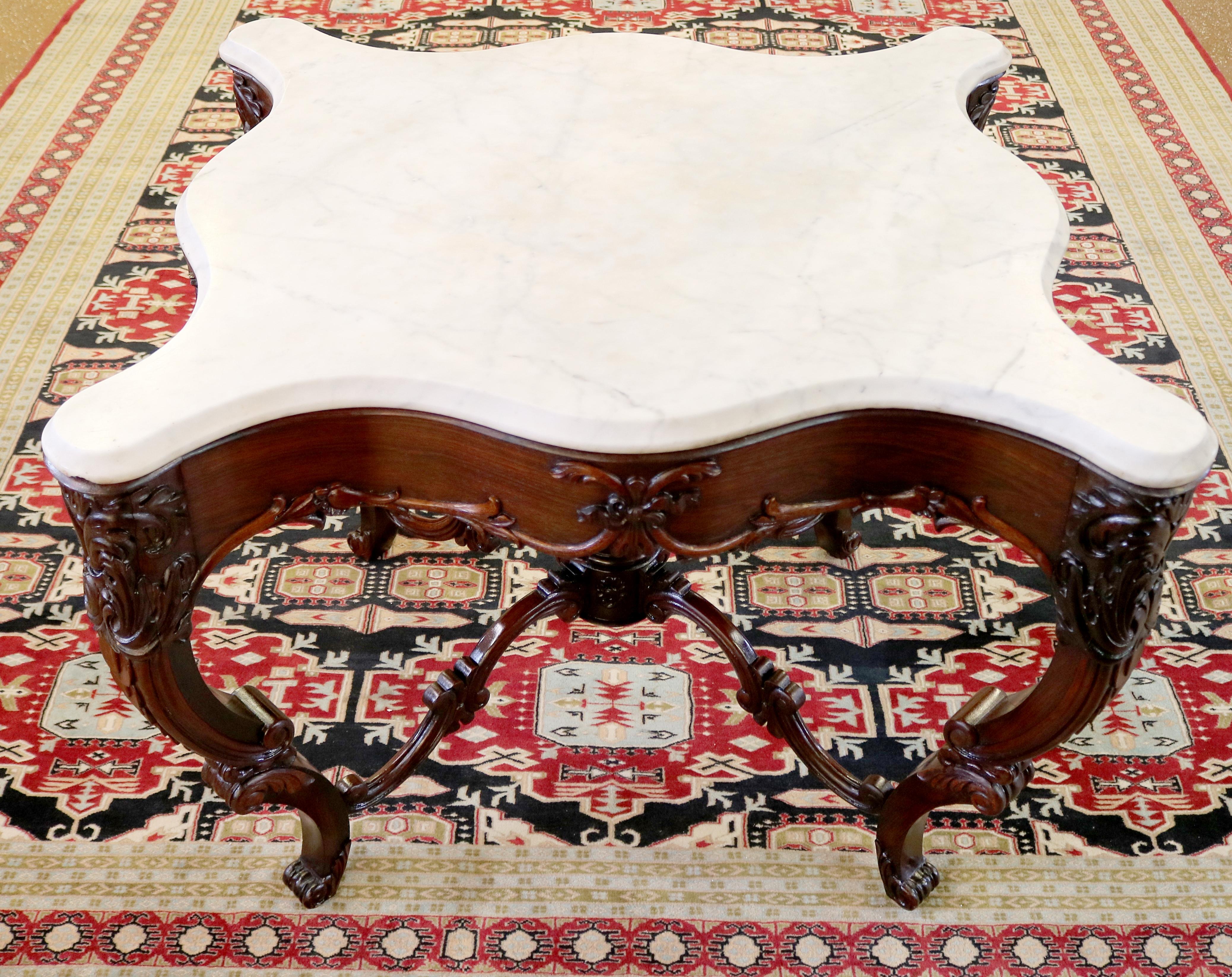 Marbre Table centrale d'appoint victorienne en bois de rose avec plateau en marbre blanc attribuée à J.W Meeks en vente
