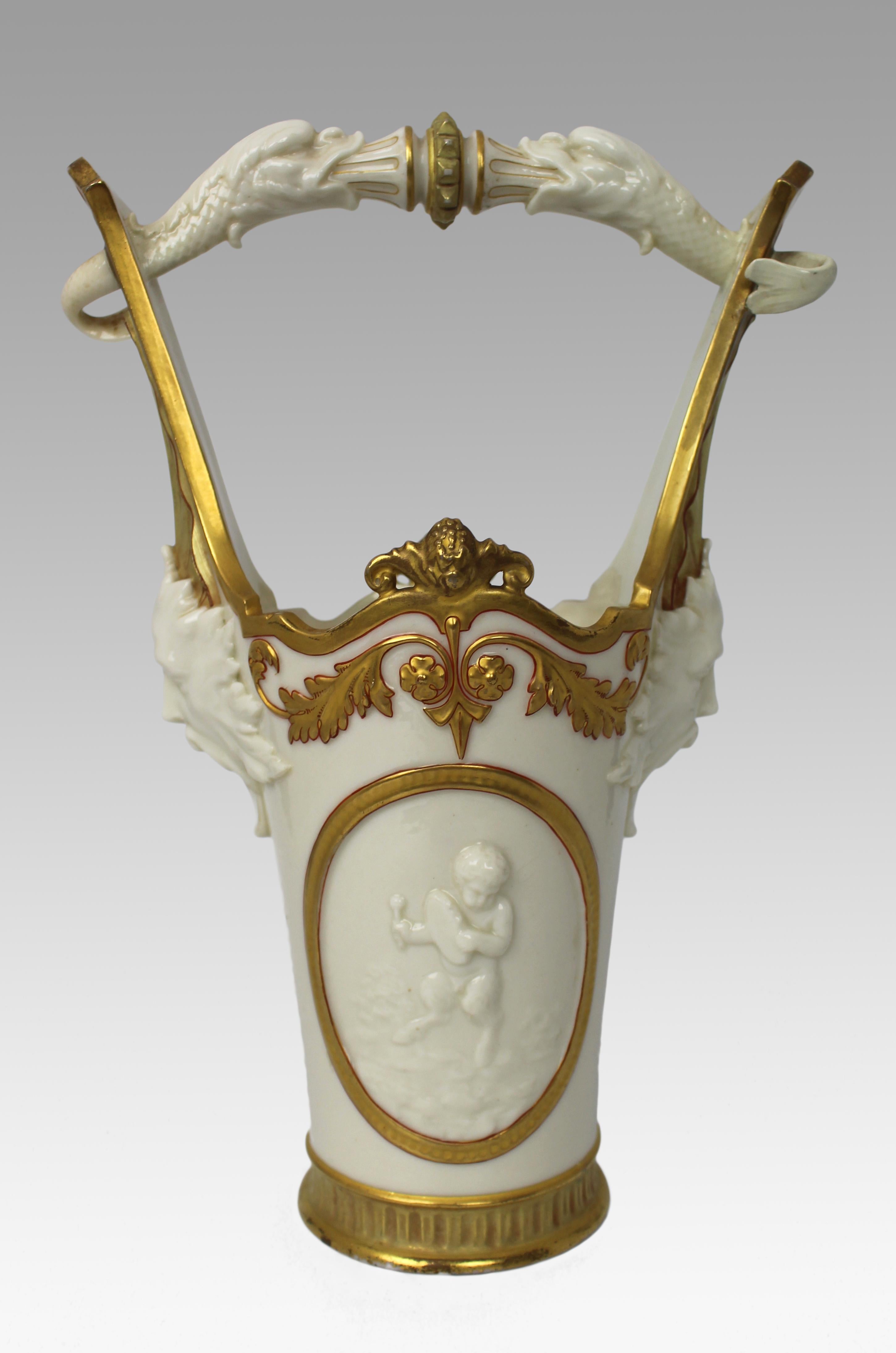 Vase d'exposition Royal Worcester avec anse en forme de dauphin, têtes de masque et chérubins - 1884
Exceptionnel vase d'exposition en porcelaine Royal Worcester, daté de 1884, vendu par la firme A.B. Daniell & Son of Wigmore Street, London. Cette