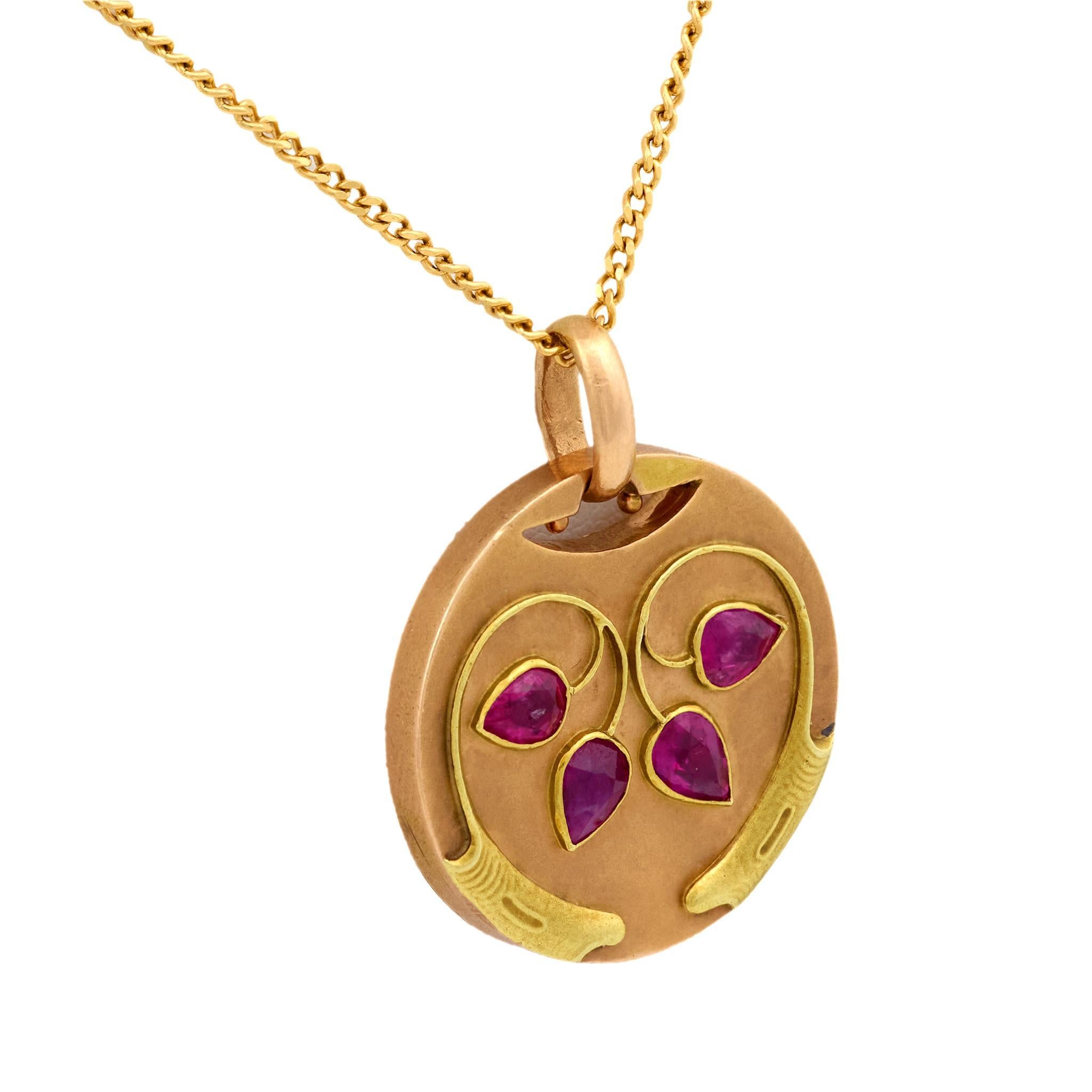 Ce collier victorien romantique est centré sur quatre rubis en forme de poire d'une valeur totale d'environ 1,20 carat, chacun étant serti dans un gracieux motif d'inspiration florale. Réalisé dans un magnifique mélange d'or rose et d'or jaune 14k,