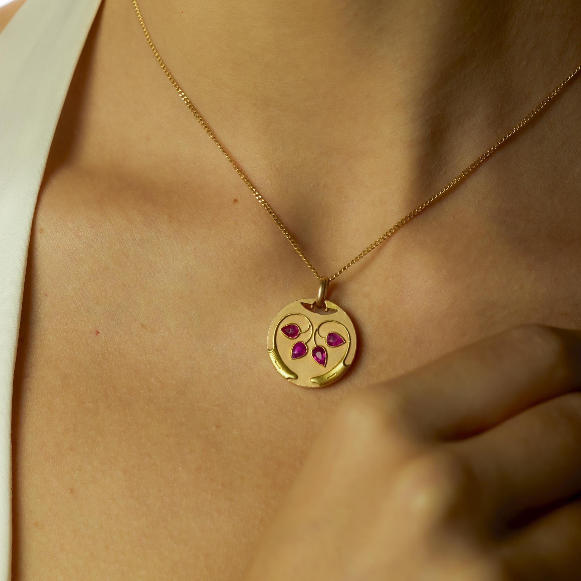 Victorien Collier pendentif médaillon victorien en or jaune et rose 14k avec rubis en vente