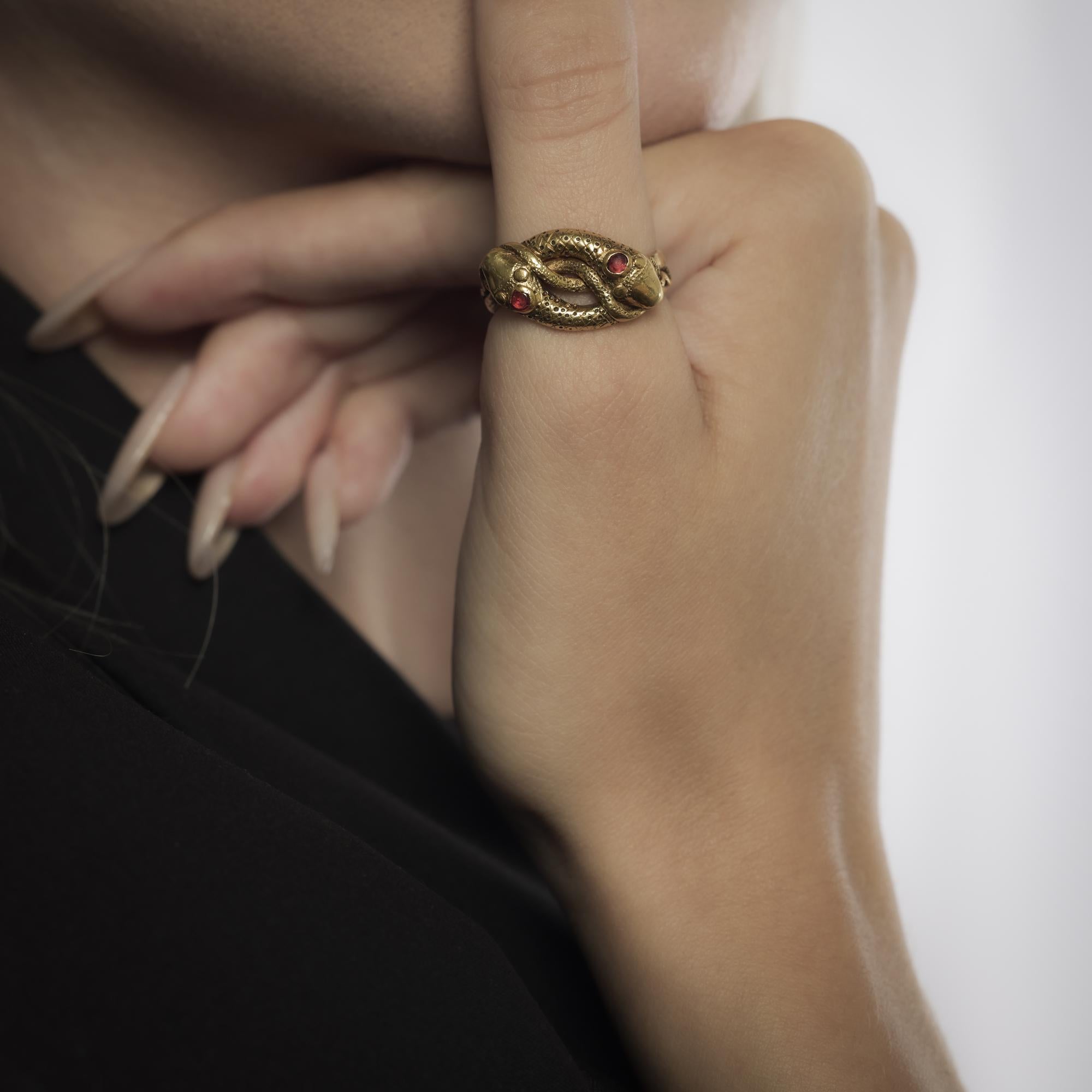 Taille cabochon Bague victorienne à double serpent en or jaune 18k et rubis en vente