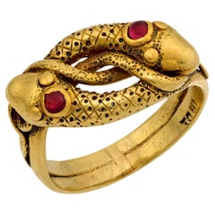Anillo victoriano de rubí y oro amarillo de 18 quilates con doble serpiente