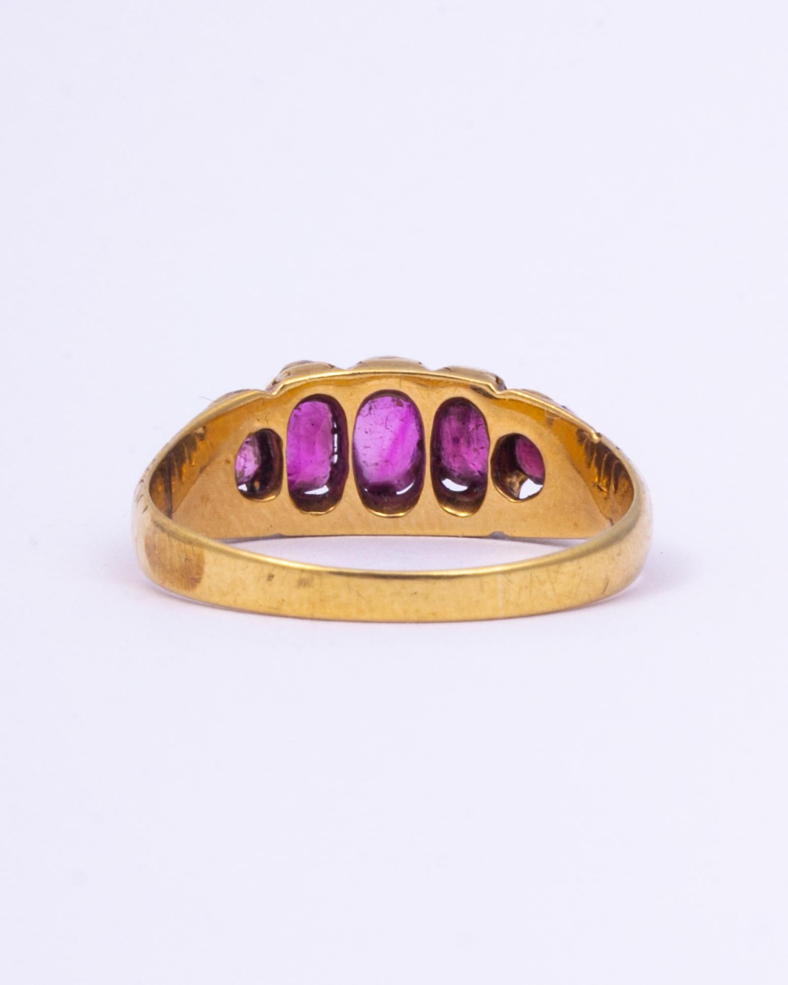 Viktorianischer Rubin und 15 Karat Gold Fünf-Stein-Ring (Ovalschliff) im Angebot