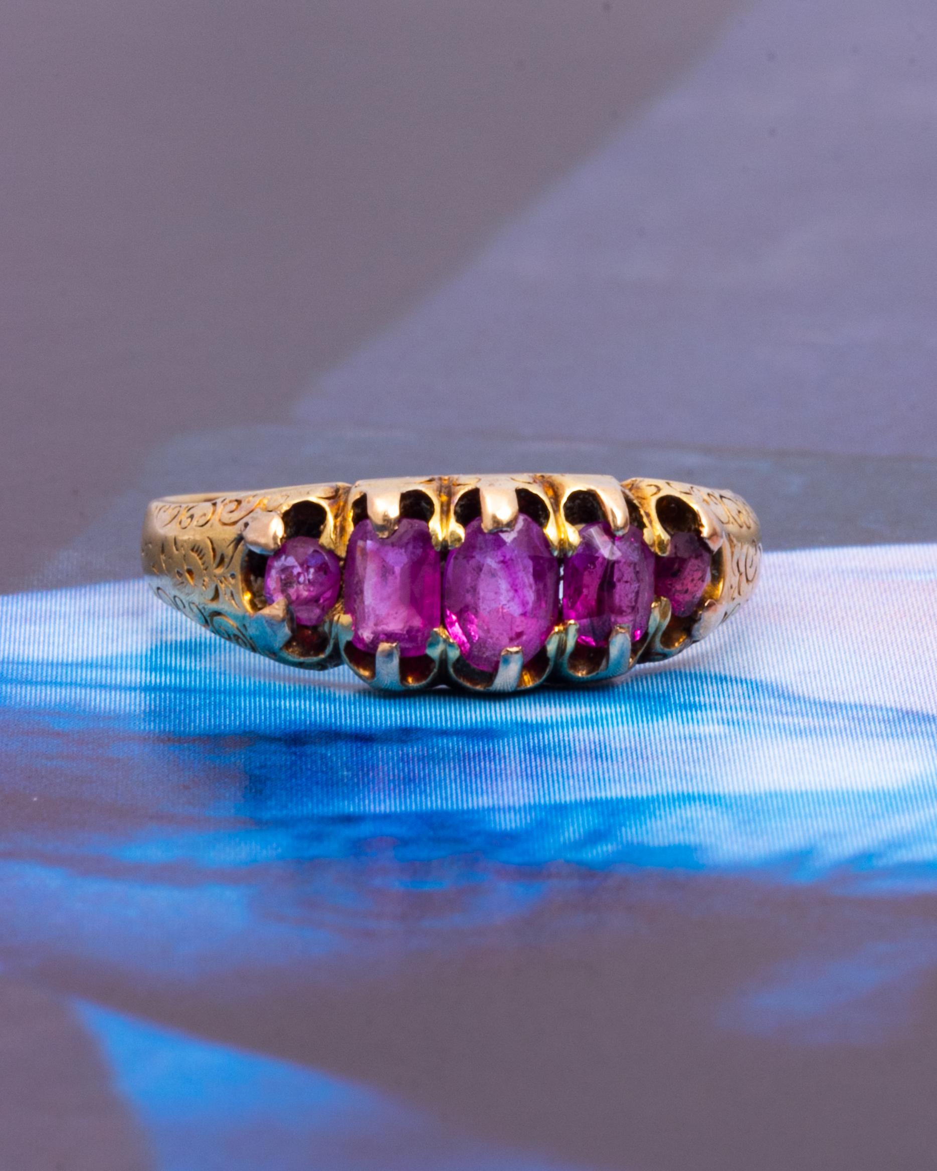 Viktorianischer Rubin und 15 Karat Gold Fünf-Stein-Ring im Zustand „Gut“ im Angebot in Chipping Campden, GB