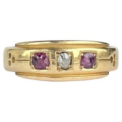 Anillo victoriano de tres piedras en oro de 18 quilates con rubíes y diamantes