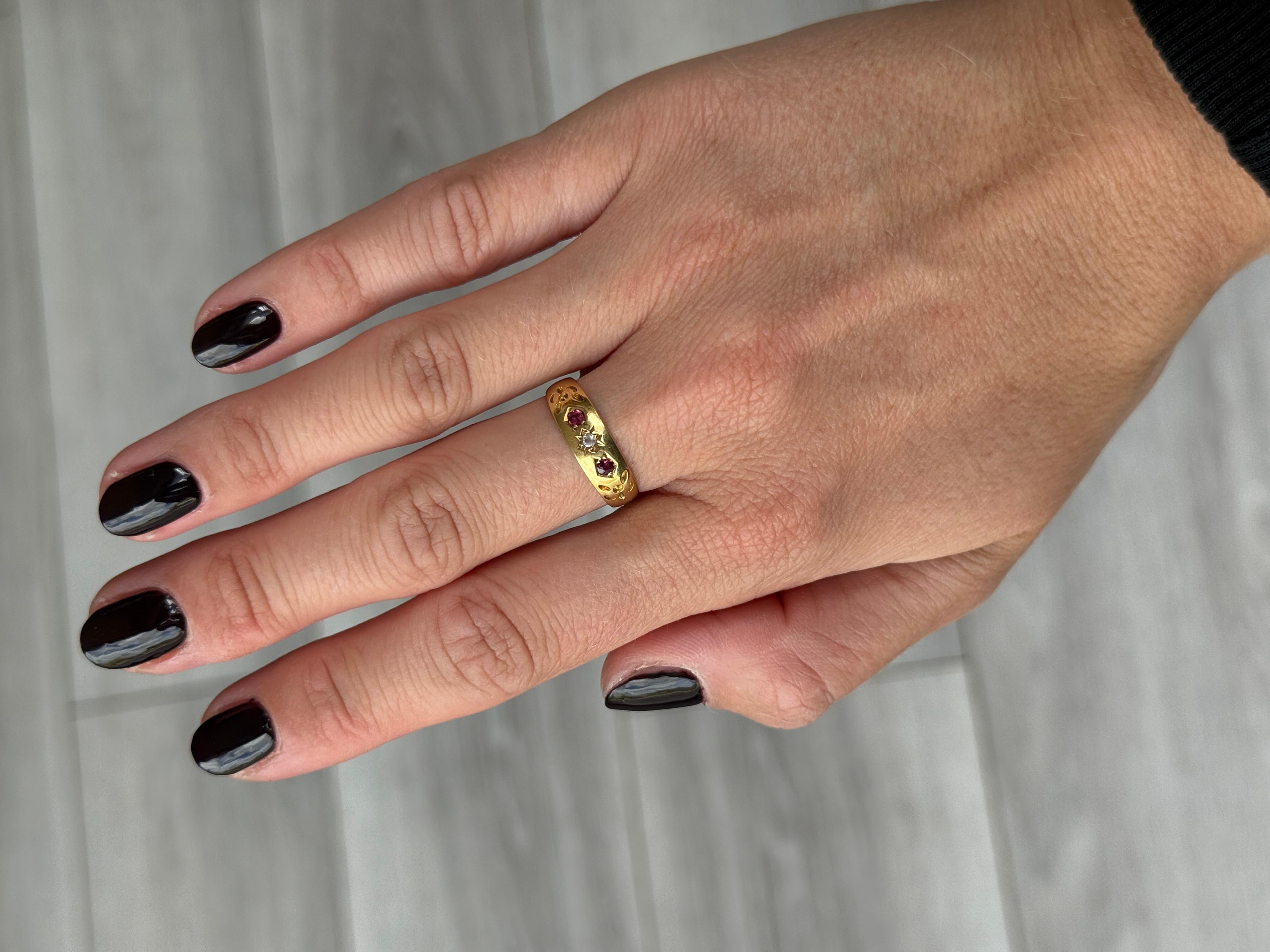 Viktorianischer Rubin und Diamant 18 Karat Gold Dreisteiniger Zigeunerring (Rundschliff) im Angebot