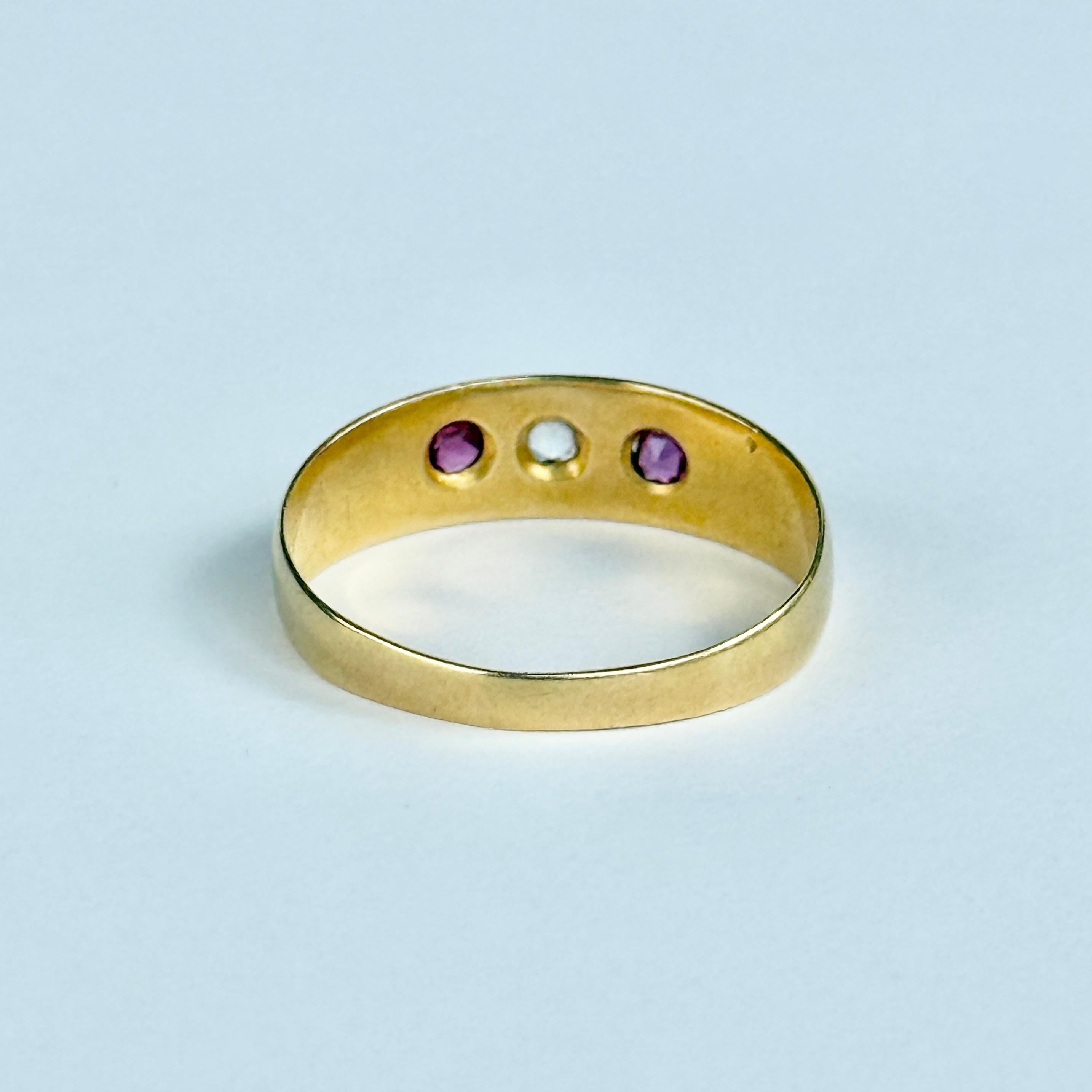 Viktorianischer Rubin und Diamant 18 Karat Gold Dreisteiniger Zigeunerring im Zustand „Gut“ im Angebot in Chipping Campden, GB