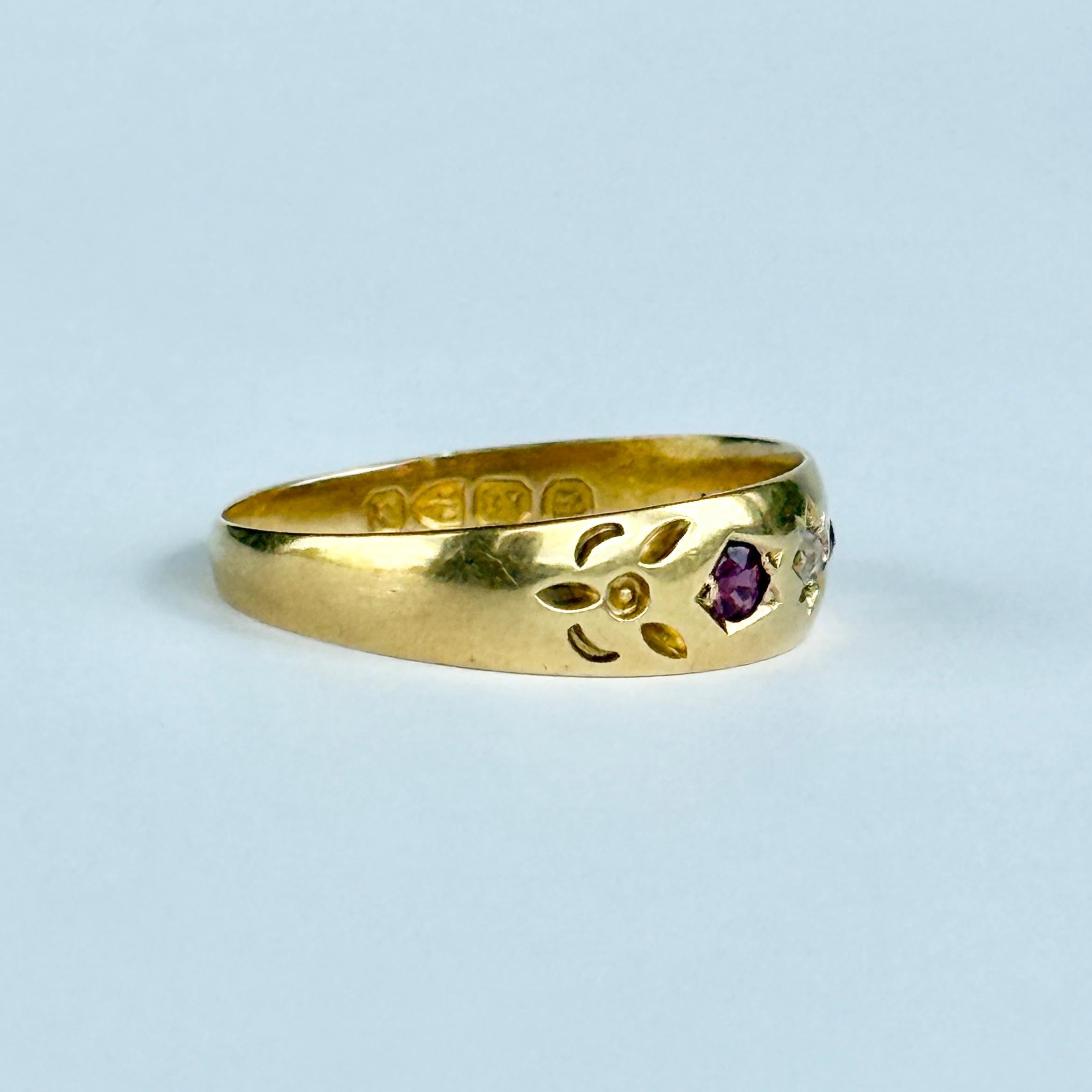 Viktorianischer Rubin und Diamant 18 Karat Gold Dreisteiniger Zigeunerring Damen im Angebot