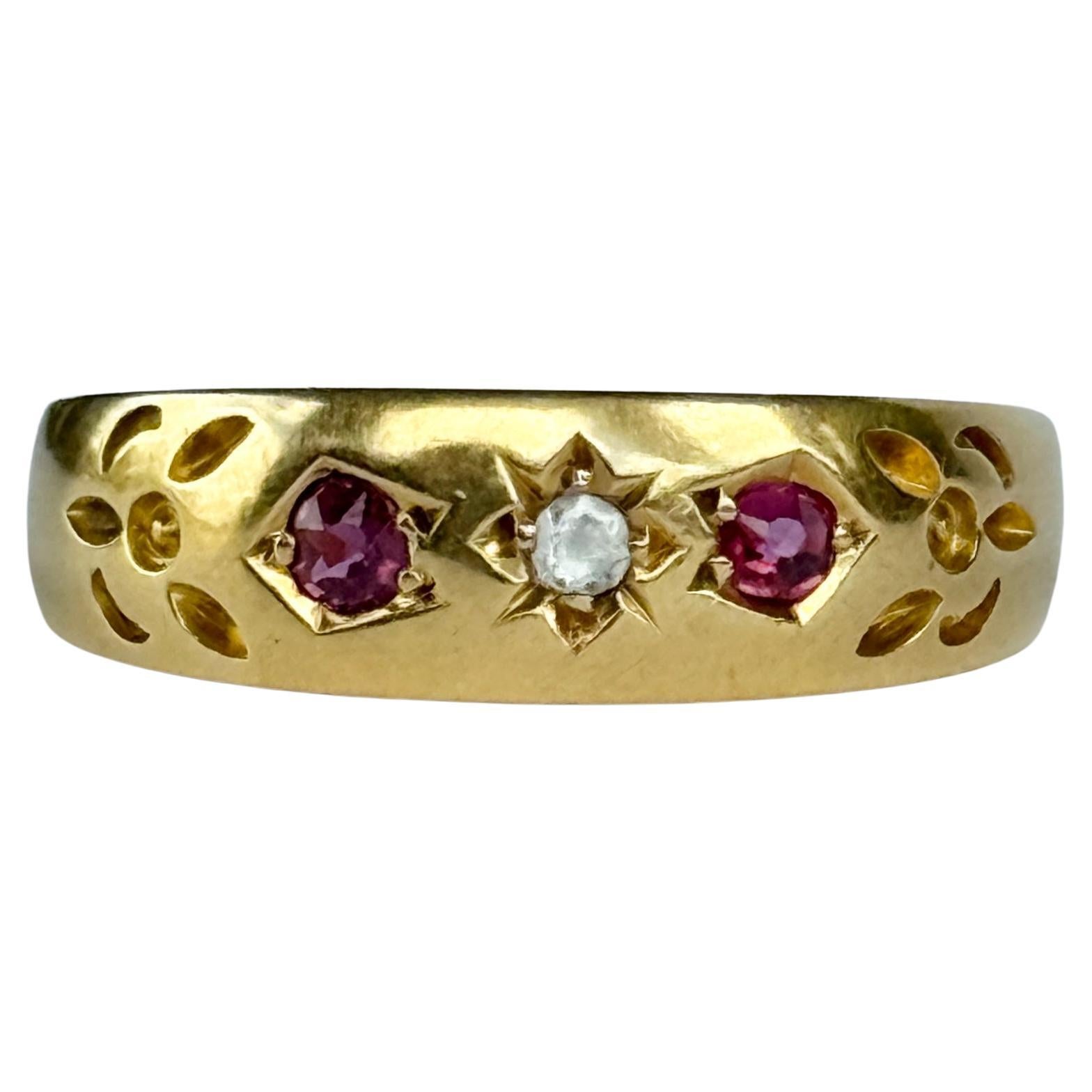 Viktorianischer Rubin und Diamant 18 Karat Gold Dreisteiniger Zigeunerring im Angebot