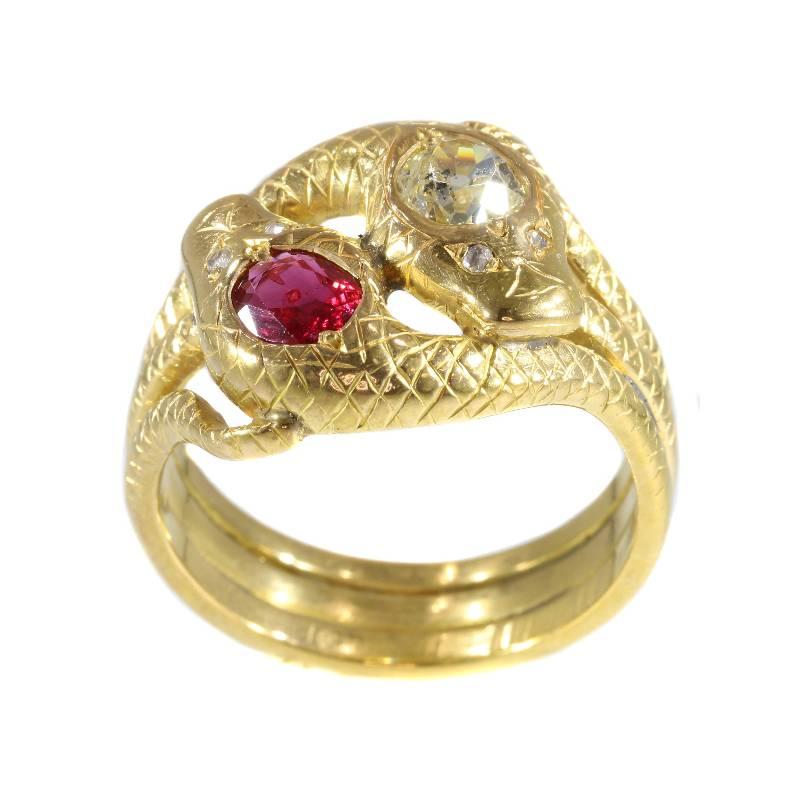 Victorian Ruby and Diamond 18 Karat Yellow Gold Double Snakes Ring, 1890s In Excellent Condition For Sale In Antwerp, BE