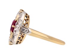 Anillo victoriano en racimo de rubíes y diamantes, circa 1890.