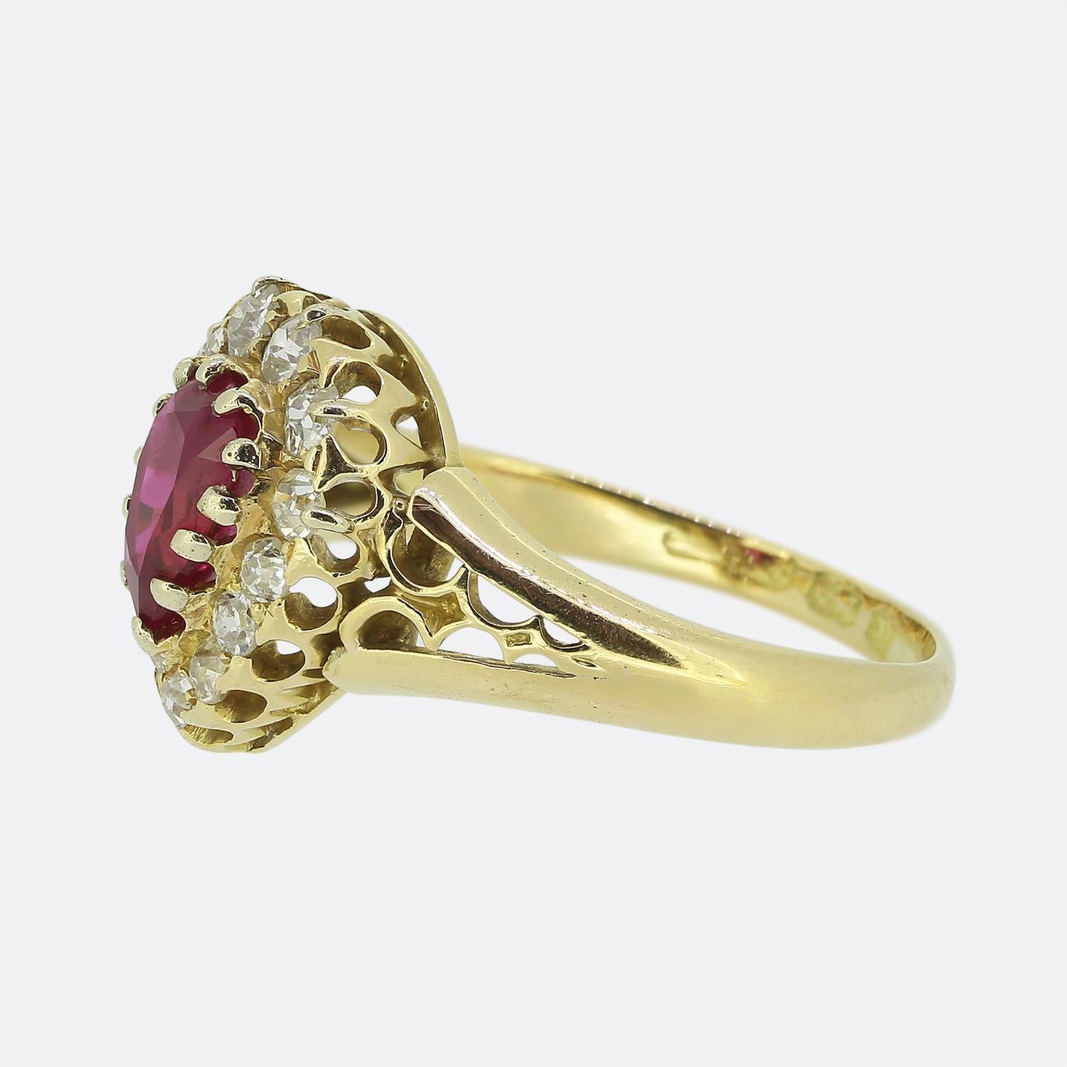 Hier haben wir einen fabelhaften Rubin- und Diamant-Cluster-Ring aus der viktorianischen Zeit. Dieses antike Schmuckstück wurde aus warmem 18-karätigem Gelbgold gefertigt und zeigt in seinem Herzen einen atemberaubenden Rubin im Birnenschliff. Der