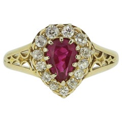 Anillo victoriano en racimo de rubíes y diamantes