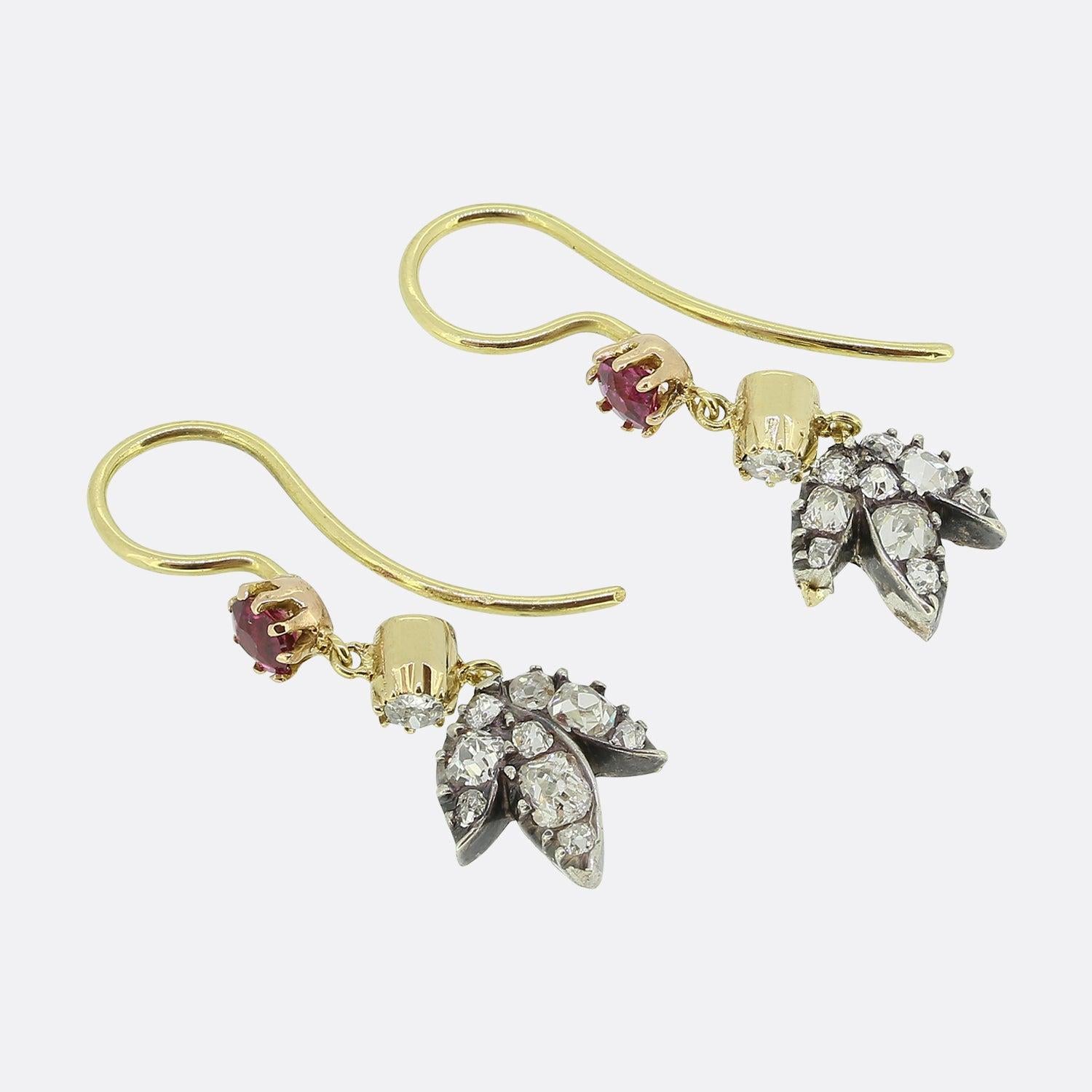 Viktorianische Rubin- und Diamant-Tropfen-Ohrringe (Rundschliff) im Angebot