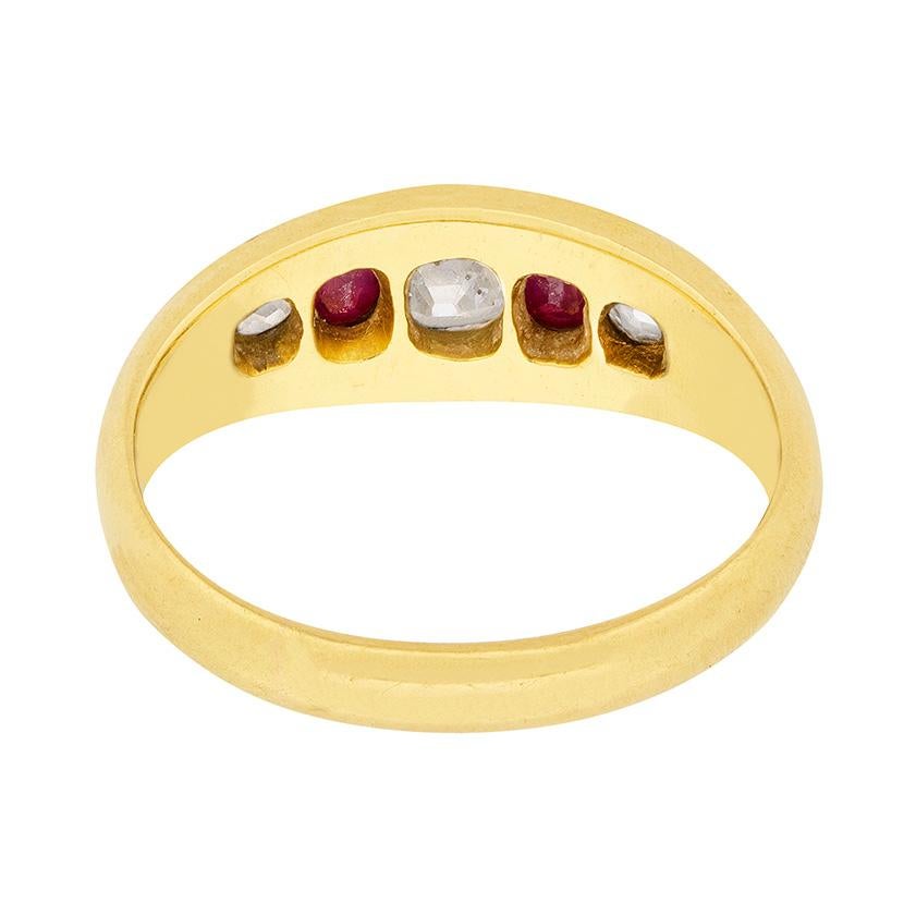 Taglio antico europeo Anello vittoriano con cinque pietre di rubino e diamanti, circa 1900 in vendita