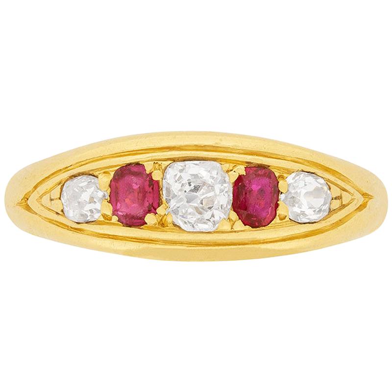 Viktorianischer fünfsteiniger Ring mit Rubin und Diamanten, um 1900 im Angebot