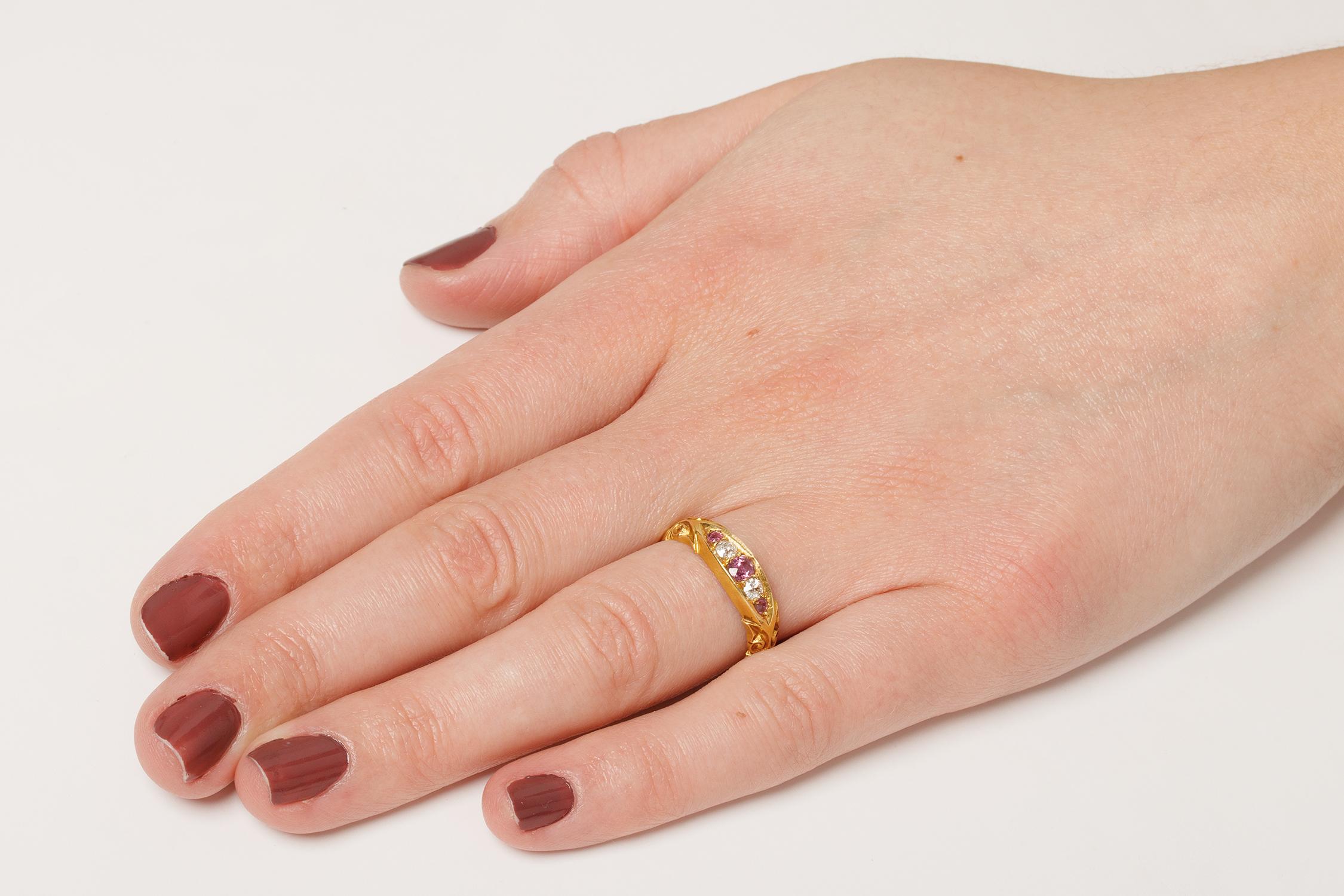 Anillo victoriano de rubíes y diamantes de cinco piedras, circa 1900 en Bueno estado para la venta en London, GB