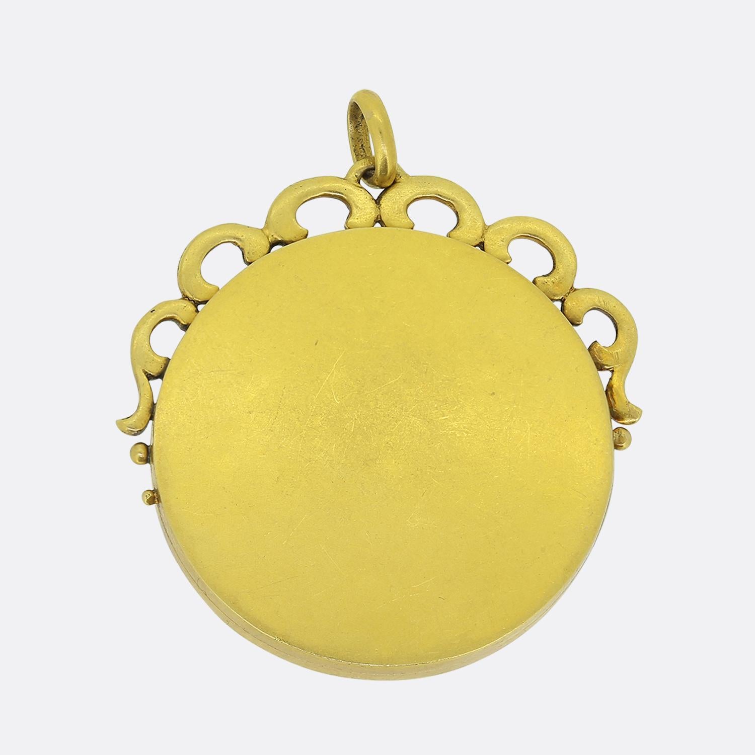 Aquí tenemos un fabuloso medallón engastado que data de la época victoriana. Esta pieza circular ha sido elaborada en un rico oro amarillo de 18 ct y luce en el centro una herradura engastada con diamantes talla rosa, acompañada de una fusta