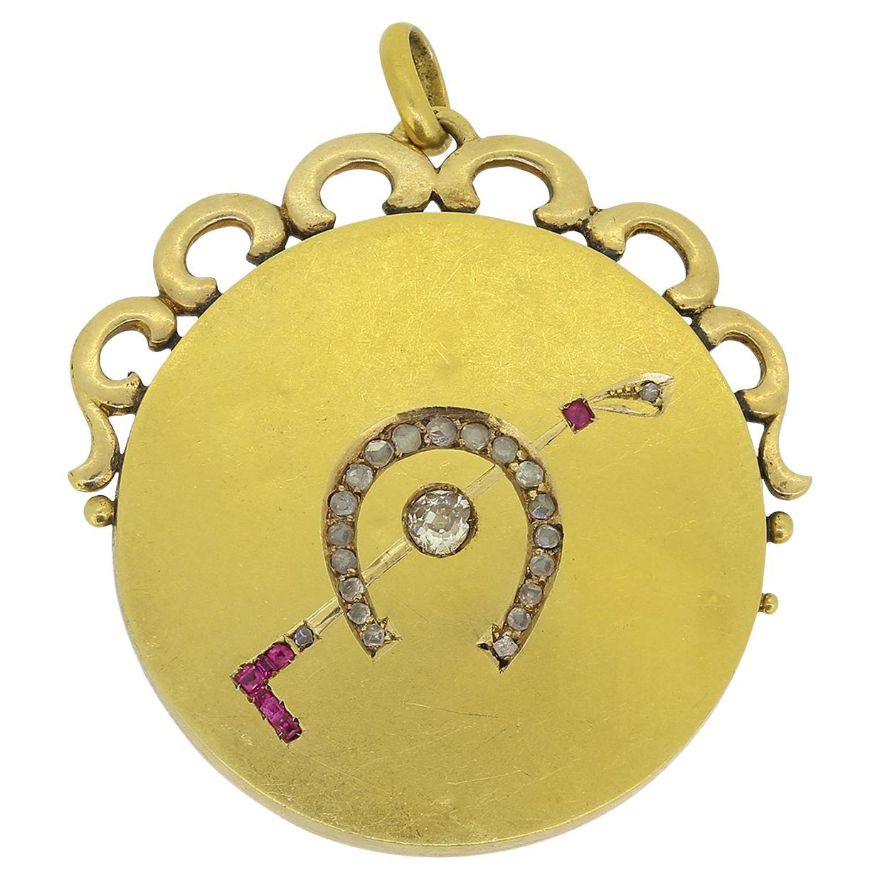 Medallón victoriano de rubíes y diamantes con herradura y herradura de equitación en venta