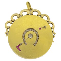 Medallón victoriano de rubíes y diamantes con herradura y herradura de equitación