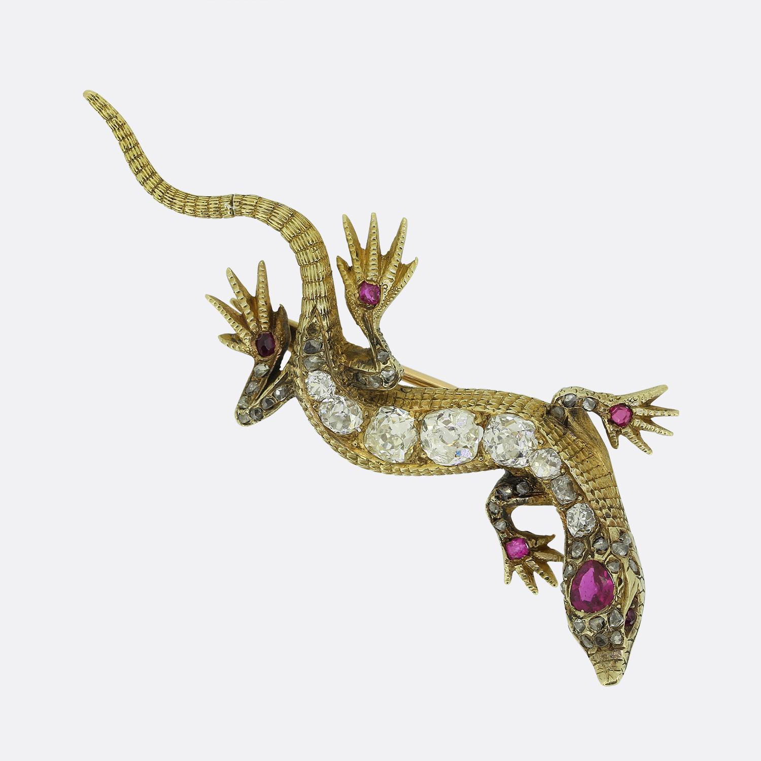 Ecco una straordinaria spilla vittoriana. Questo pezzo d'antiquariato è stato realizzato in oro giallo 18 ct a forma di lucertola e mostra un'eccezionale attenzione ai dettagli. Il centro del corpo è ornato da diamanti rotondi sfaccettati old mine e