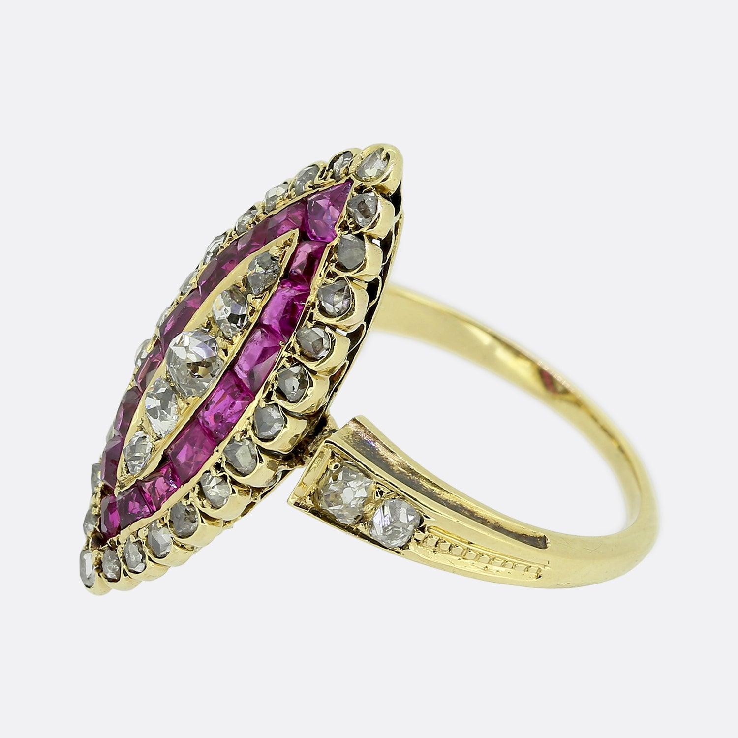 Ecco uno splendido anello navette antico con rubino e diamante risalente al periodo vittoriano. Una sezione centrale composta da cinque diamanti antichi di vari tagli e dimensioni è stata incastonata verticalmente l'una sull'altra. Questi diamanti