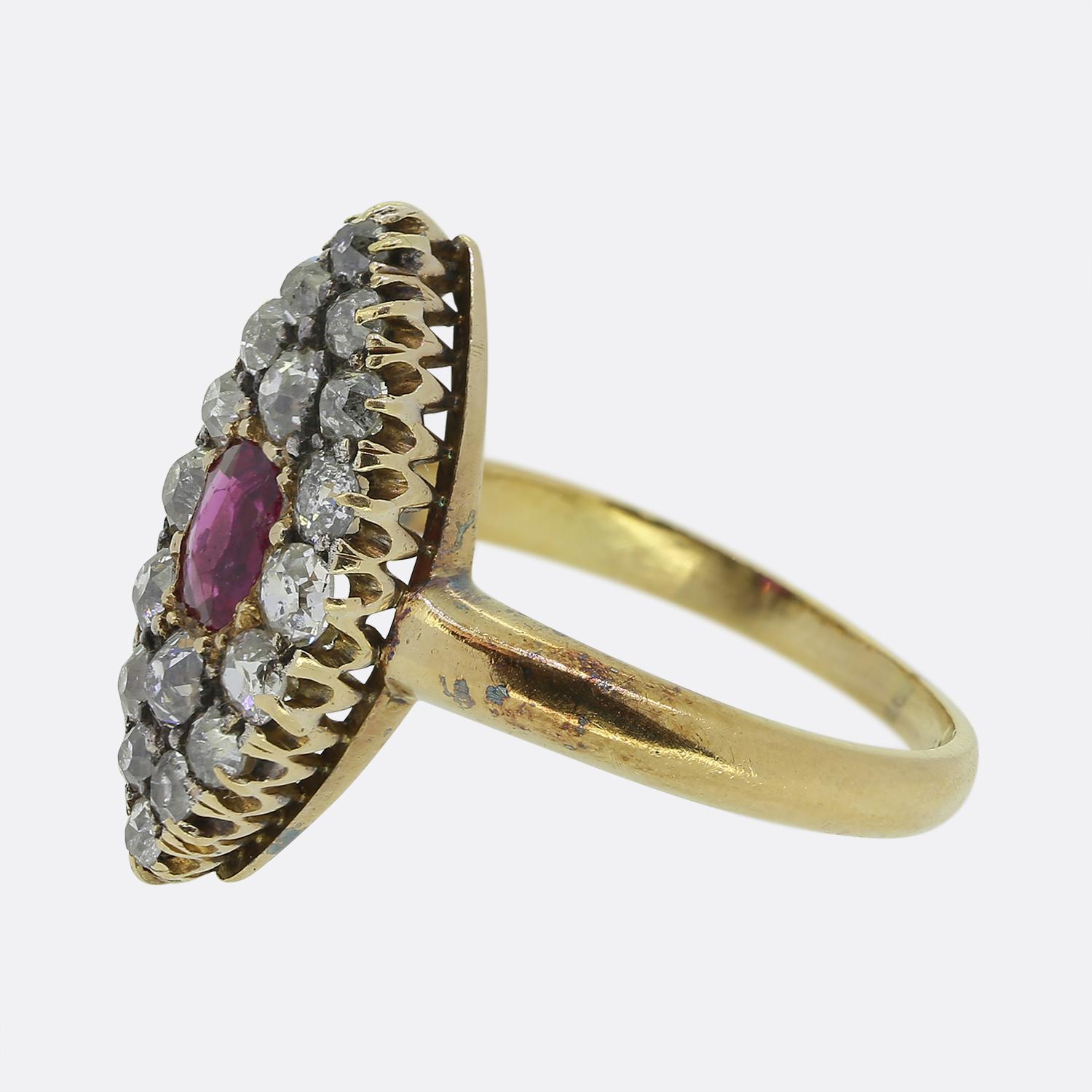 Hier haben wir einen reizvollen Navette-Ring aus der viktorianischen Ära. In der Mitte dieses antiken Stücks befindet sich ein ovaler Rubin, der einen tiefroten Farbton aufweist. Der Hauptstein ist von runden, facettierten Diamanten im Minenschliff