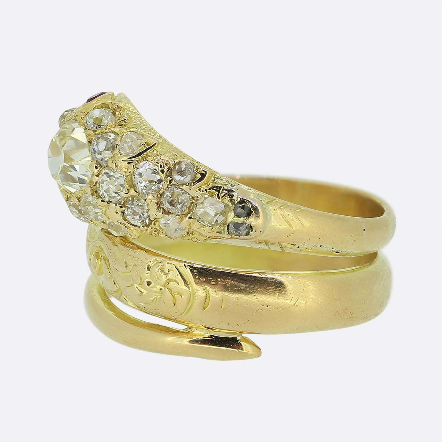 Qui abbiamo uno straordinario anello a forma di serpente risalente al periodo vittoriano. Questo pezzo d'antiquariato è stato sapientemente realizzato a mano in oro giallo 18 ct a forma di serpente arrotolato e presenta un grosso diamante vecchio
