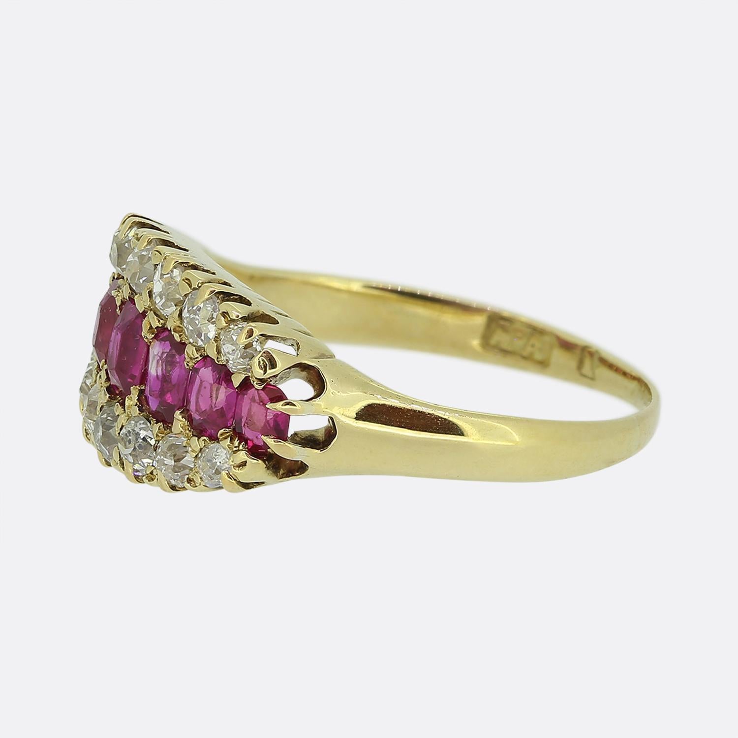 Dies ist ein 18ct Gelbgold viktorianischen Rubin und Diamant drei Zeile Ring. Der Ring besteht aus einer zentralen Reihe burmesischer Rubine und zwei äußeren Reihen mit Diamanten im Altschliff. Der Farbton der Rubine ist perfekt aufeinander