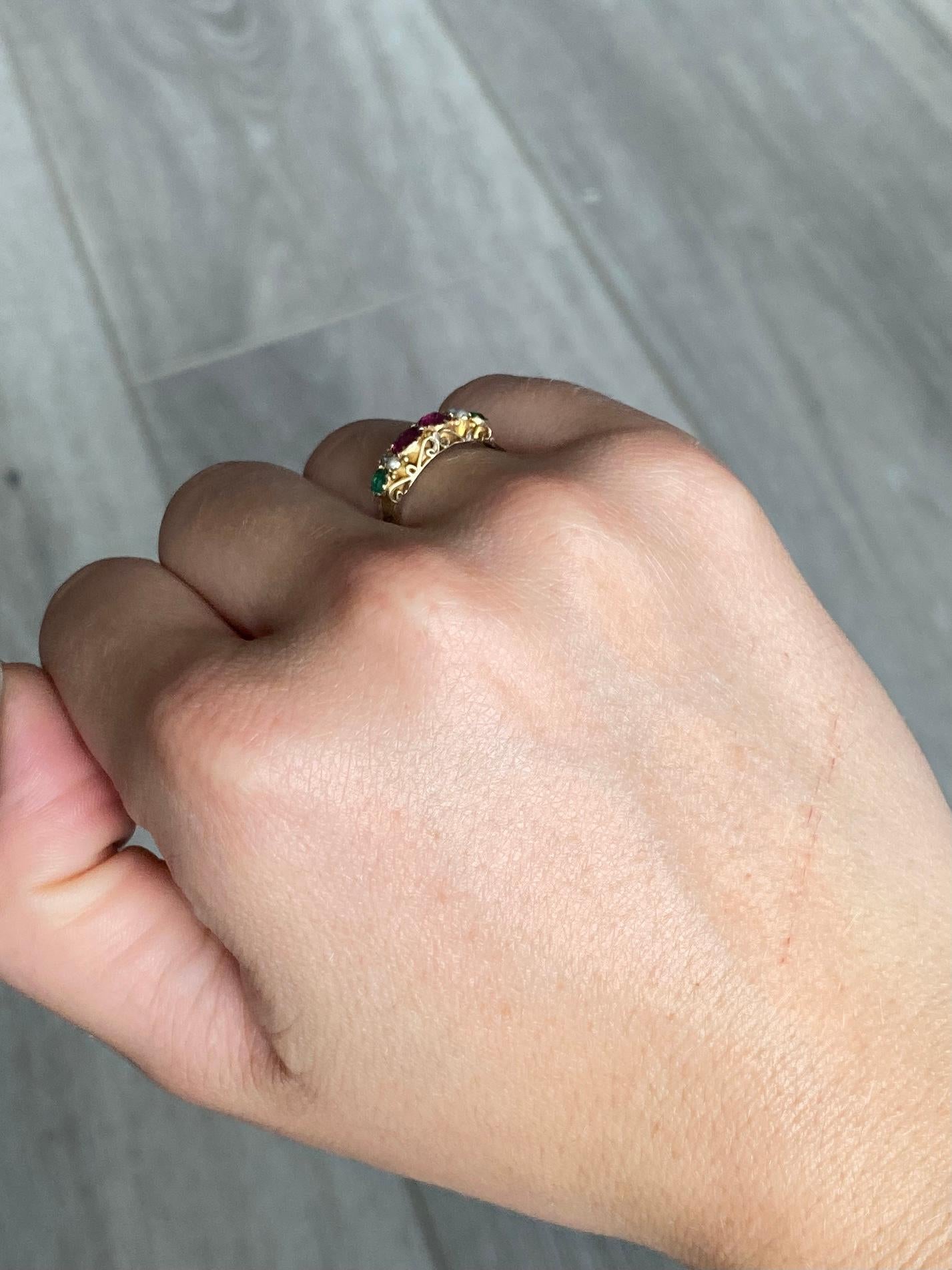 Dieses kleine Schmuckstück enthält zwei grüne Granate, zwei Perlen und zwei Rubine. Rubin insgesamt 40 Punkte und Granat insgesamt 20 Punkte. Der Ring ist aus 9-karätigem Gold modelliert und in Birmingham 1838 gestempelt.

Ringgröße: K oder 5