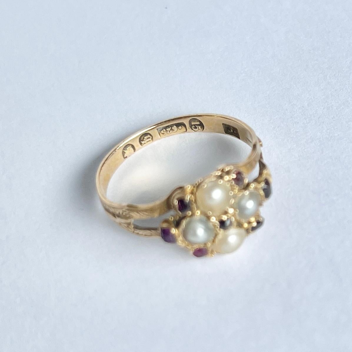 Bague victorienne en or 15 carats avec rubis et perles Bon état - En vente à Chipping Campden, GB