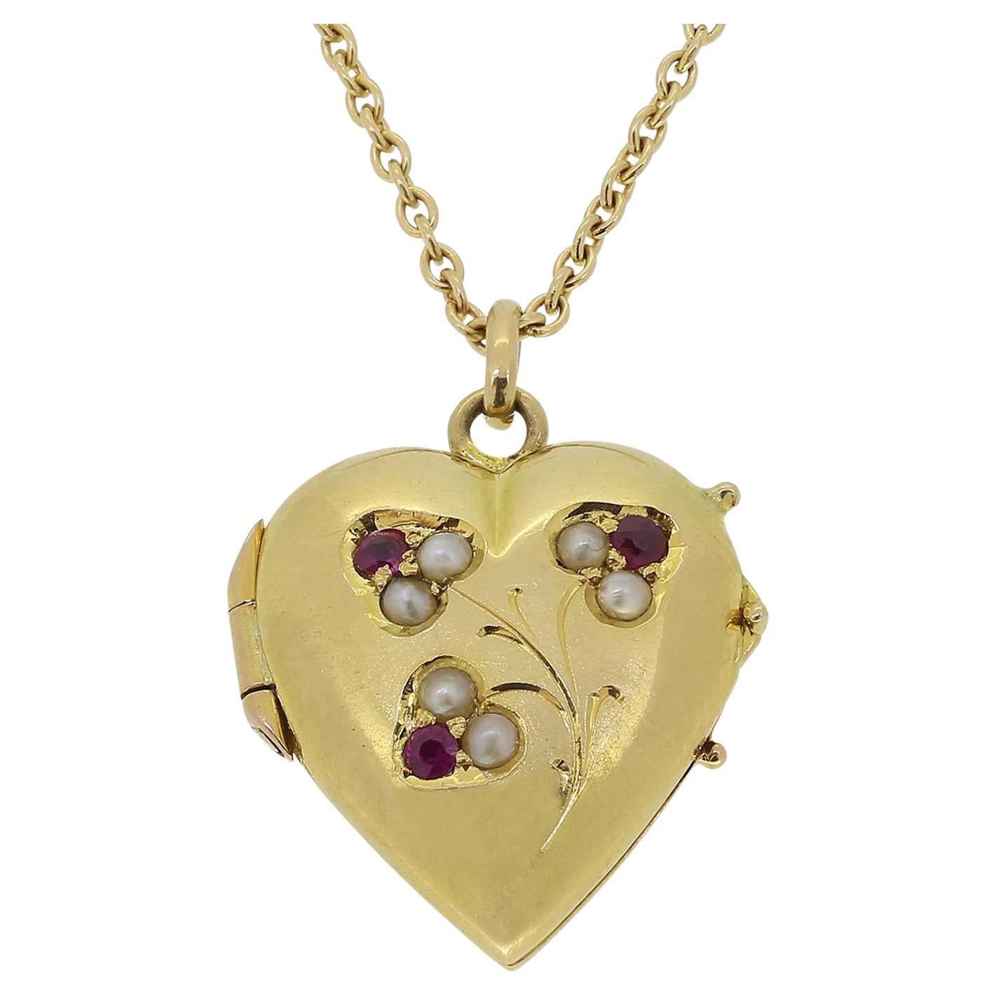 Collier victorien avec médaillon en forme de coeur en rubis et perles